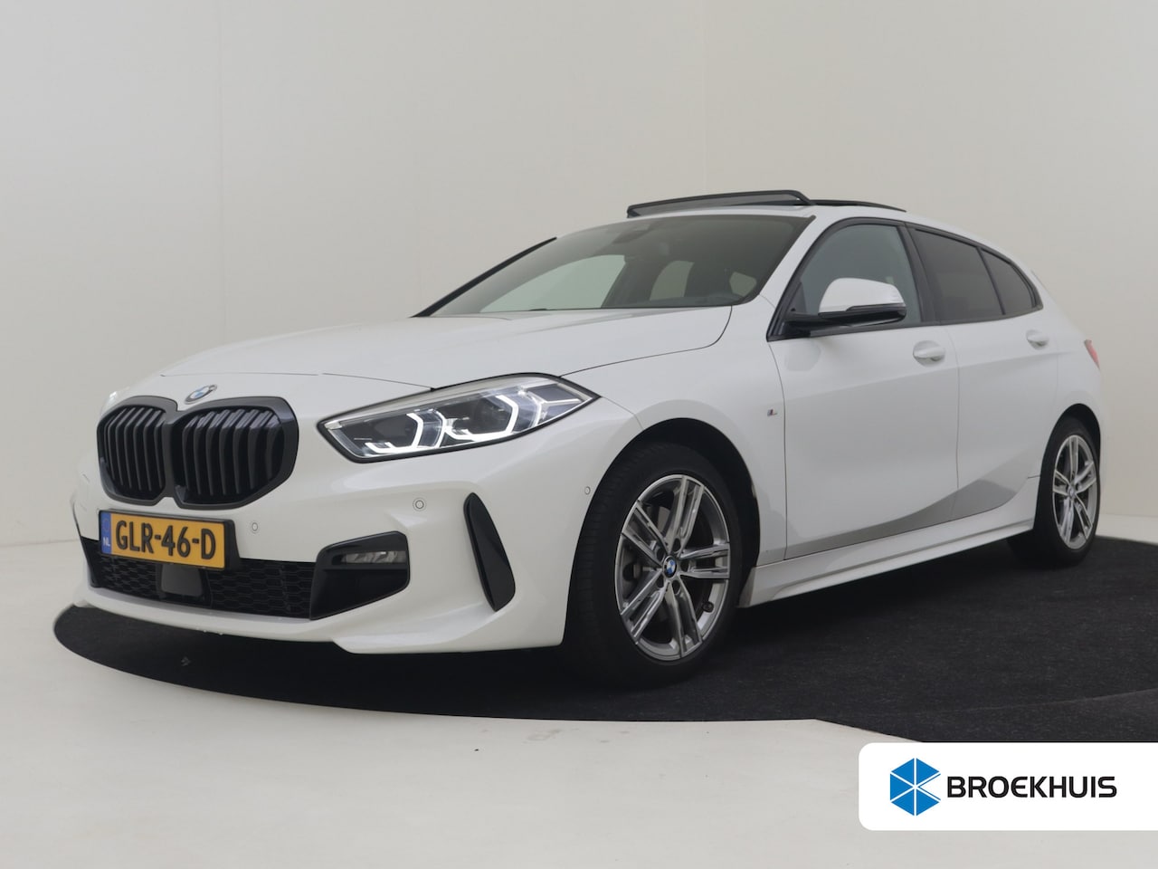 BMW 1-serie - 118i M-Sport Automaat l Suede Sportstoelen l LED Verlichting l Panoramadak l Navigatie l P - AutoWereld.nl