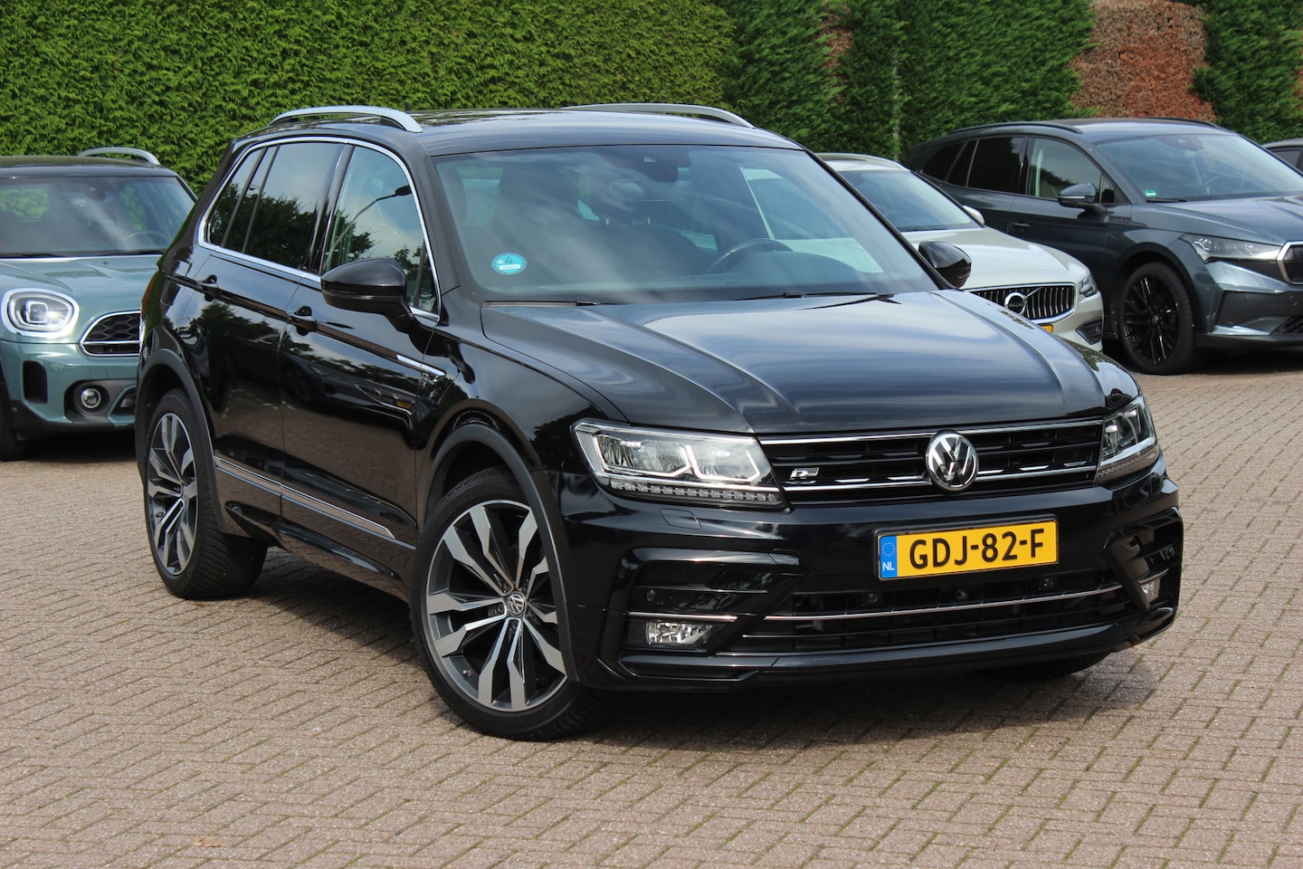 Volkswagen Tiguan - 1.5 TSI ACT Highline Business 3x R-line / Trekhaak / 360Camera / Navigatie / 20'' / Stoelv - AutoWereld.nl