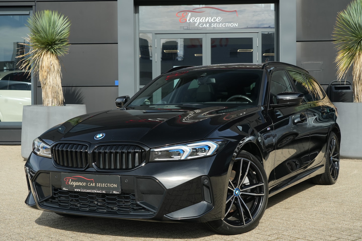 BMW 3-serie Touring - 320e | 204 PK | M Sportpakket | Panoramadak | Head-up display | Achteruitrijcamera | BMW 3 - AutoWereld.nl