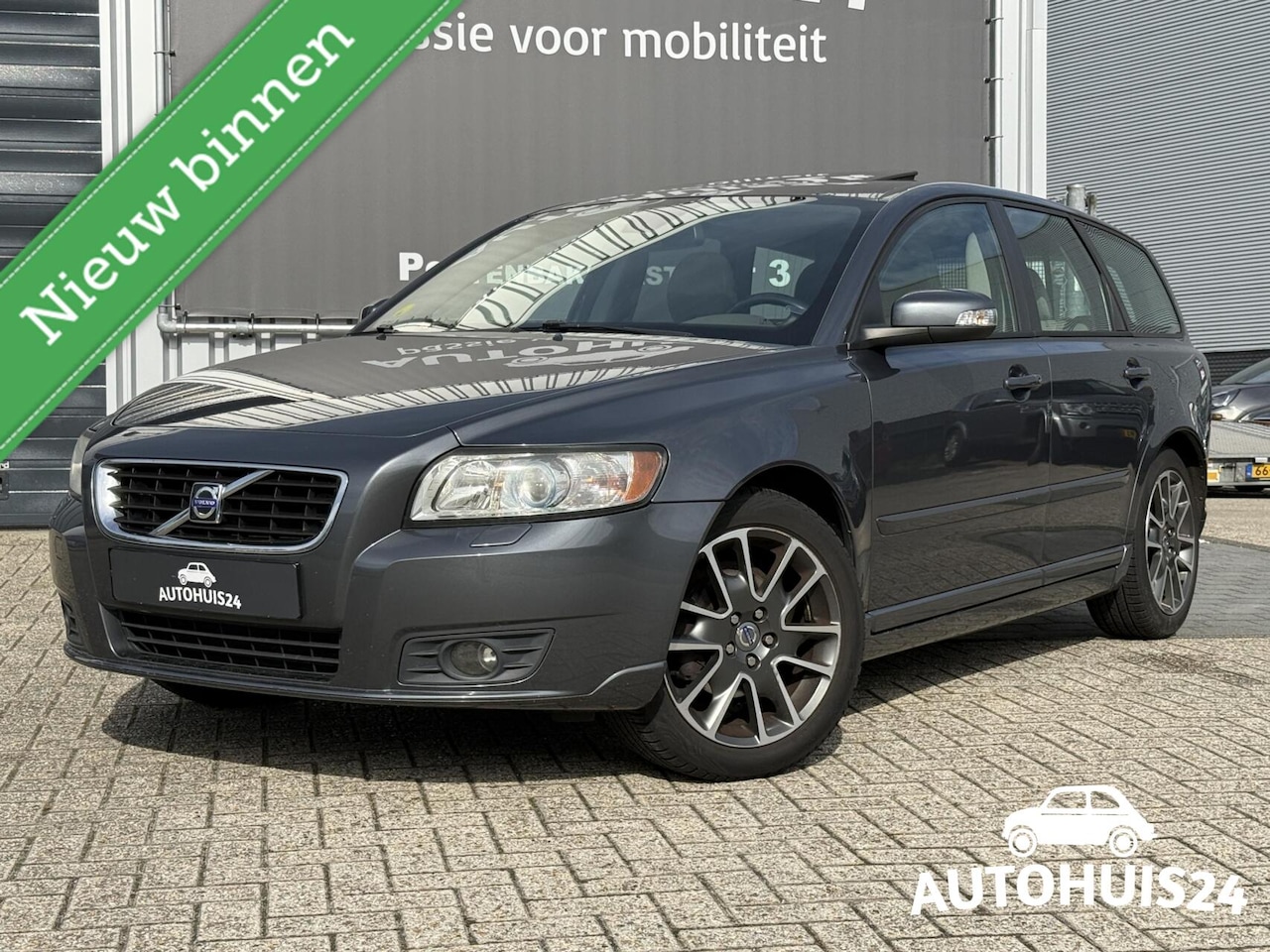 Volvo V50 - 2.0 145pk Summum bj2009 Trekhaak|Leder|Xenon|Navi - AutoWereld.nl