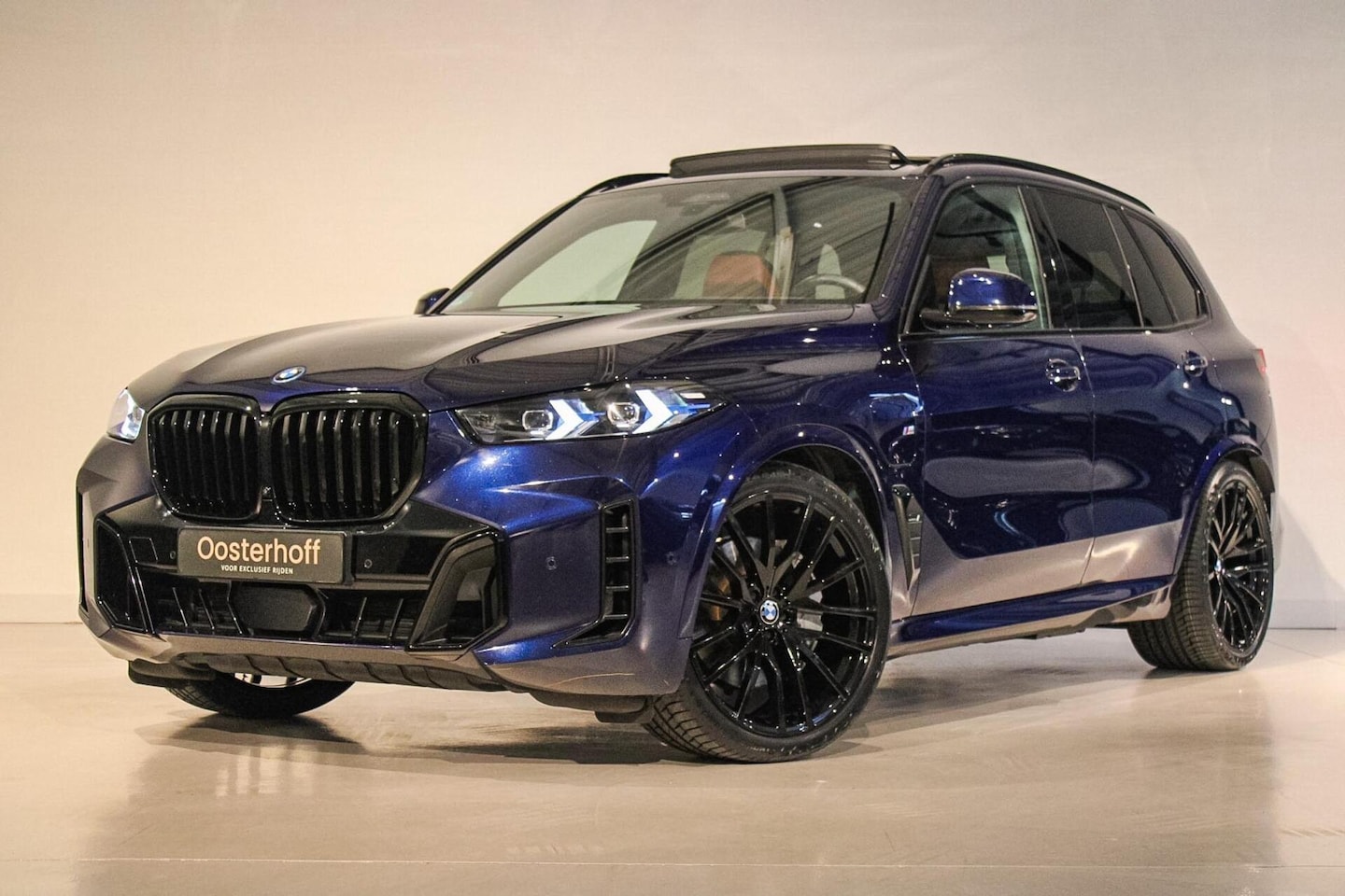 BMW X5 - xDrive50e M-sport PANO | SKYL | MASSAGE | INDIVIDUAL - AutoWereld.nl