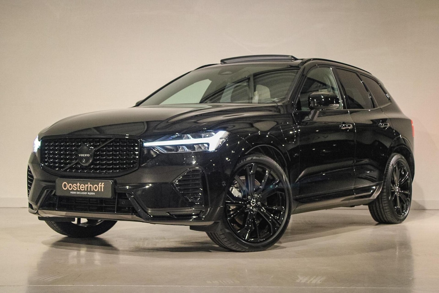 Volvo XC60 - 2.0 T8 hybrid Black Edition PANO | LUCHTV | B&W - AutoWereld.nl