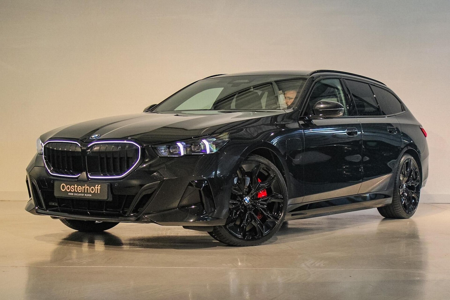 BMW 5-serie Touring - 550e xDrive M-sport Pro PANO | B&W - AutoWereld.nl