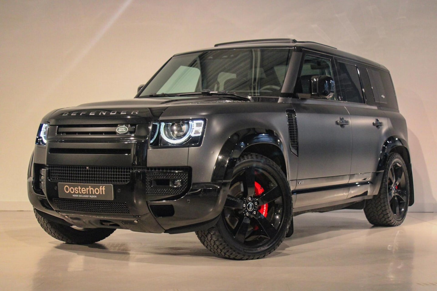 Land Rover Defender 110 - 5.0 P525 V8 Grijs Kenteken - AutoWereld.nl