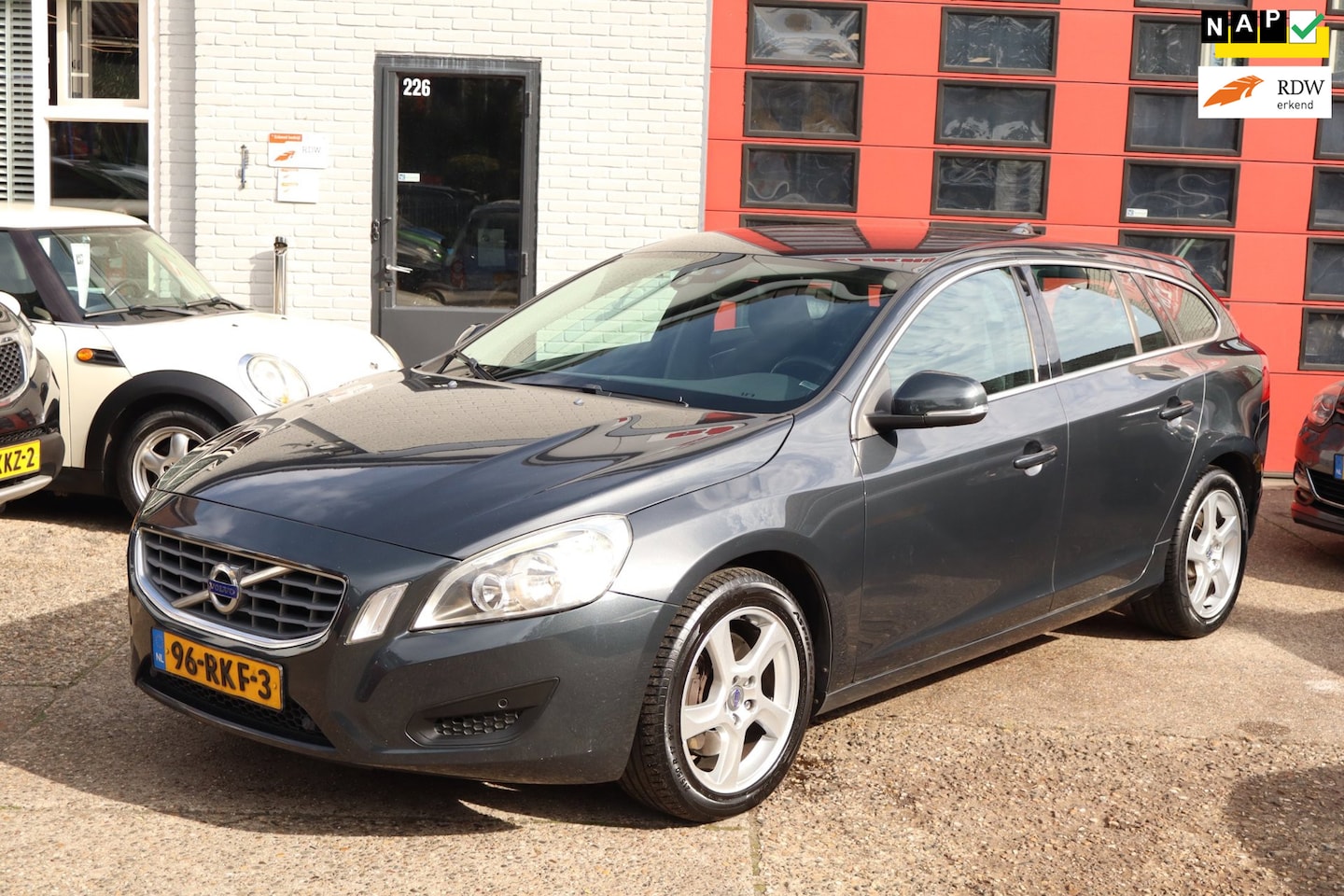 Volvo V60 - 2.0T Momentum 2.0T Momentum , AUTOMAAT, 1/2 LEDER, NAVI. - AutoWereld.nl