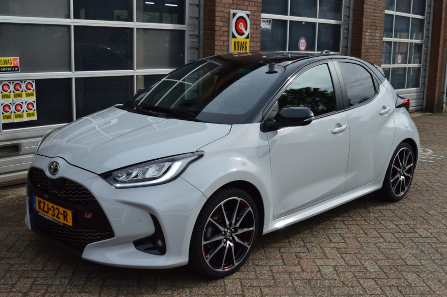 Toyota Yaris - 1.5 Hyb. GR Sport Camera / Climate / Cruise Controle, Pdc, Stuurverwarming - AutoWereld.nl