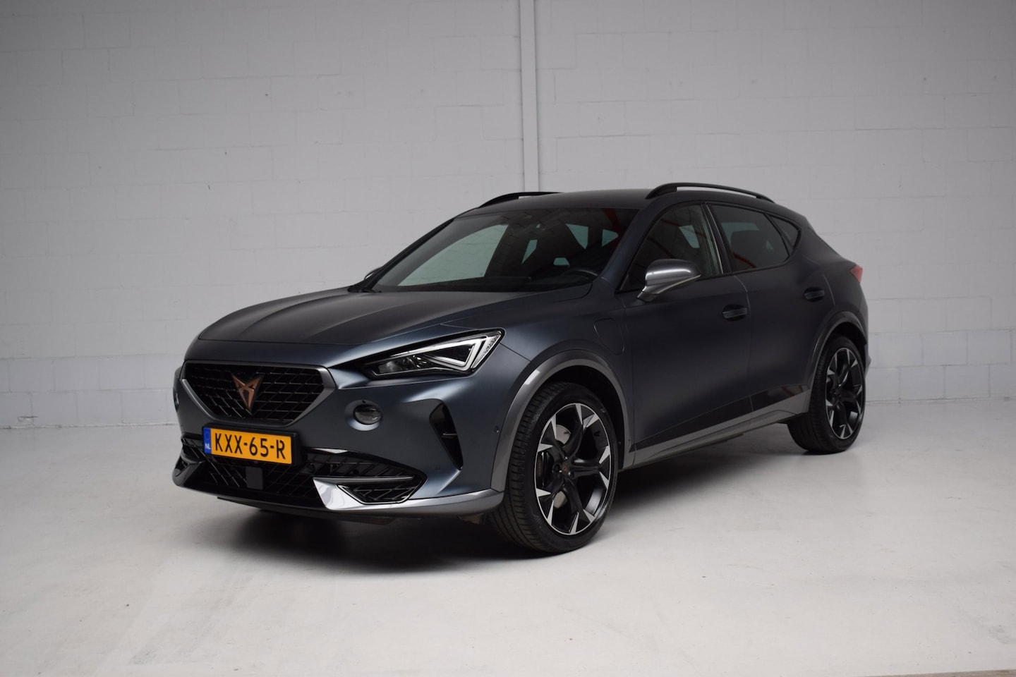 CUPRA Formentor - 1.4 e-Hybrid VZ Performance 180KW 245PK PHEV MAT-GRIJS / CARPLAY / SFEERVERLICHTING / 19IN - AutoWereld.nl