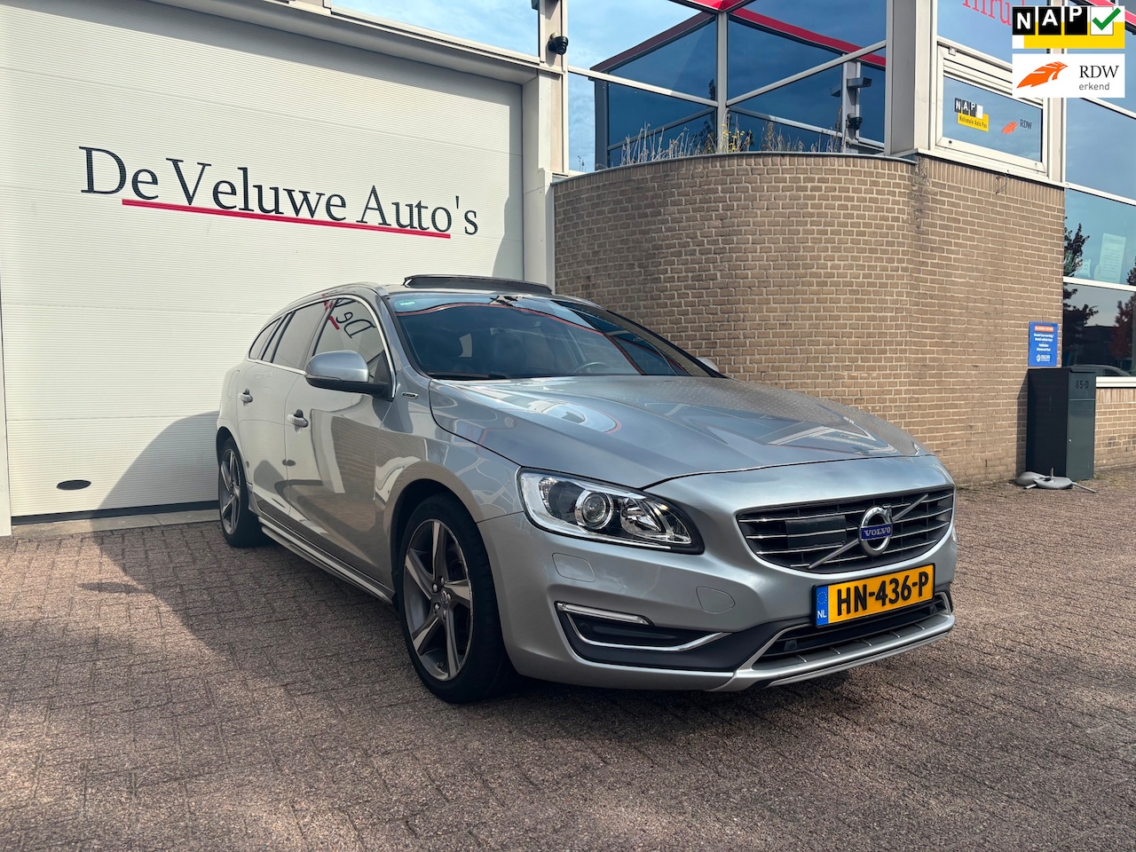 Volvo V60 - 2.4 D6 Twin Engine R-Design 286PK|Pano|H&K|Trekh. - AutoWereld.nl