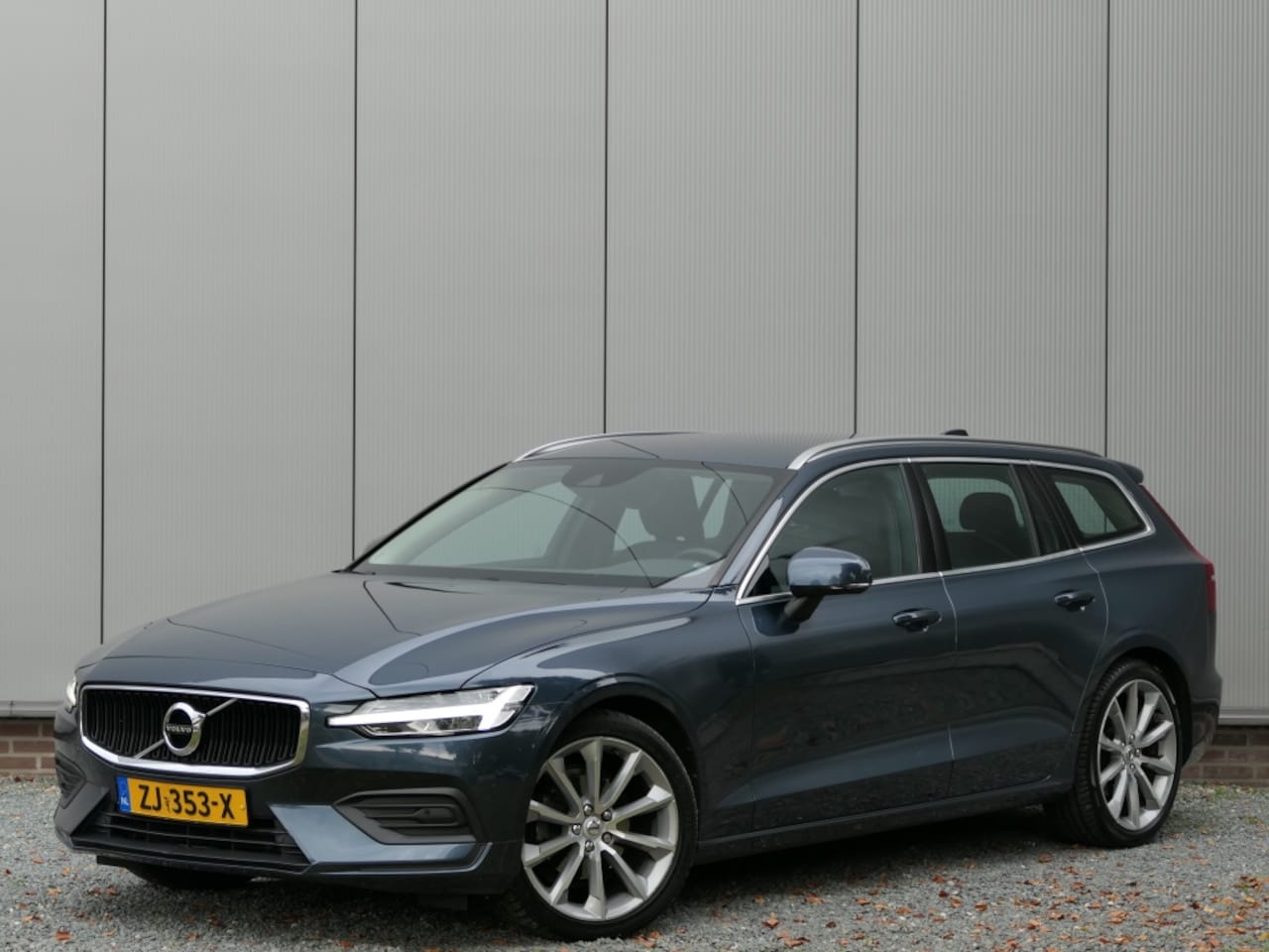 Volvo V60 - 2.0 T4 AUT Momentum 12 MND garantie DAB+ / Trekhaak / Stoelverwarming - AutoWereld.nl