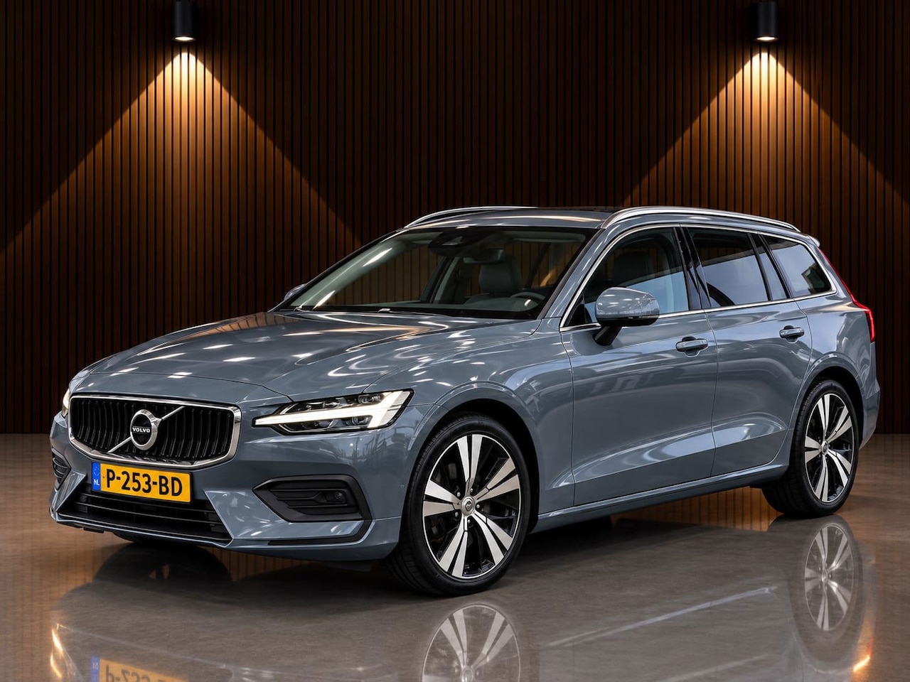 Volvo V60 - 2.0 B3 Momentum Thunder Grey Met. Leder, Camera - AutoWereld.nl