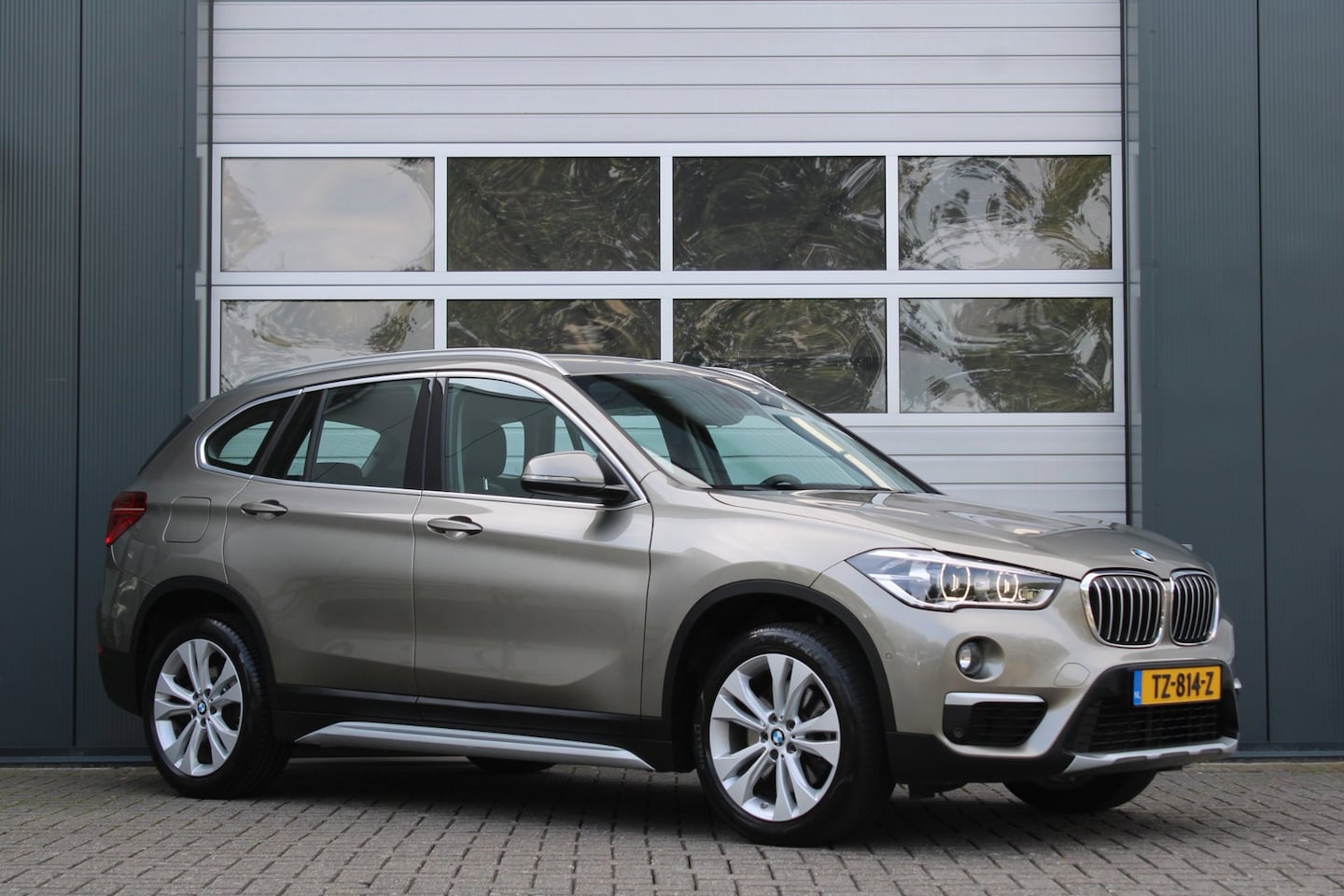BMW X1 - SDrive20i Orange Edition II Automaat Cruise/Camera/HeadUp/Stoelverwarming/LederMemory/PDC/ - AutoWereld.nl
