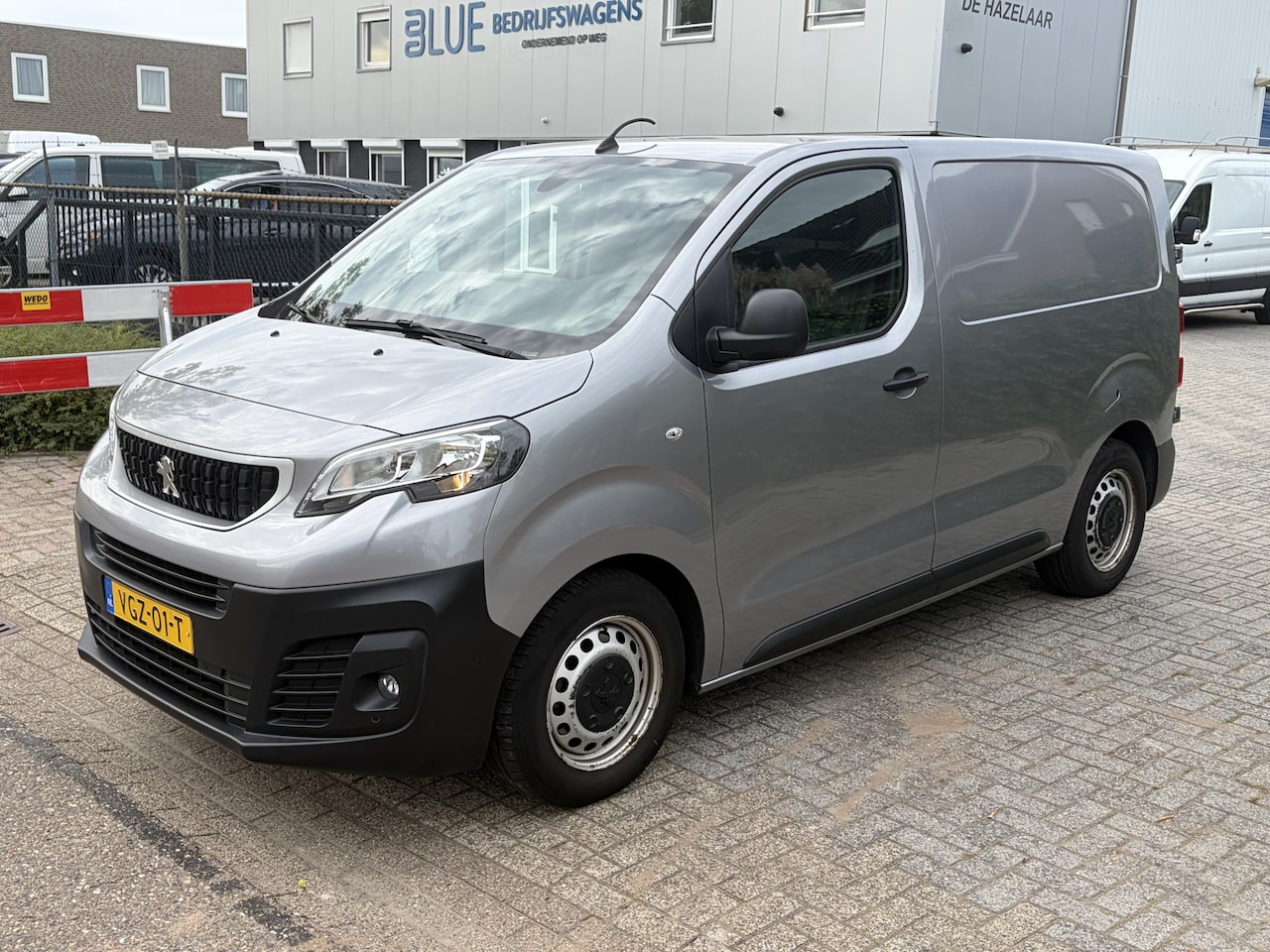 Peugeot Expert - 2.0 BlueHDI 120PK Automaat Compact Premium -- Export only -- - AutoWereld.nl