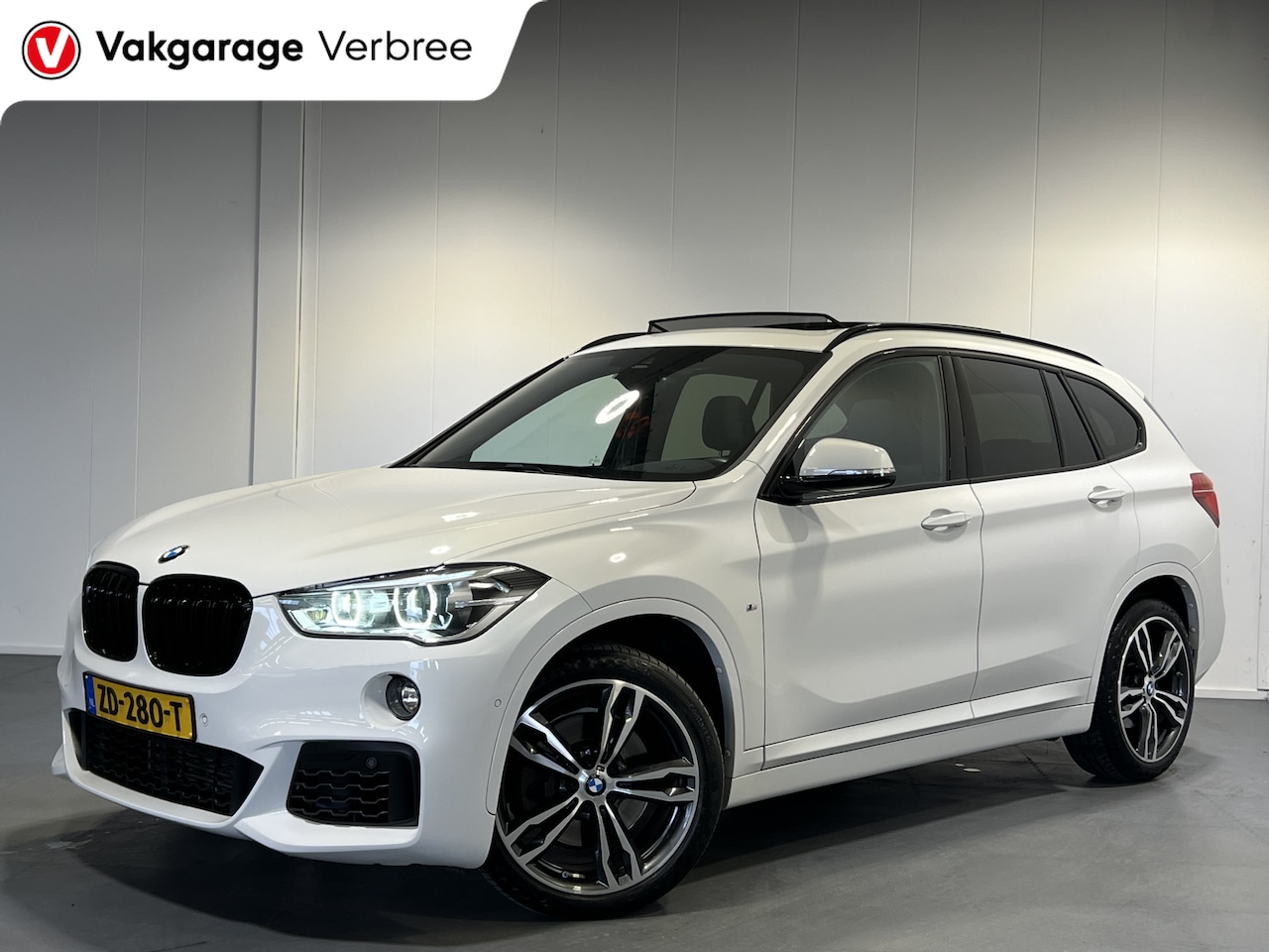 BMW X1 - sDrive20i Executive Edition Panoramadak | Trekhaak | Navigatie/Android/Apple Carplay | LM - AutoWereld.nl
