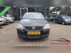Volkswagen Polo - 1.2 Optive 5-deurs | Zwart | NAP | Airco | Jaar APK