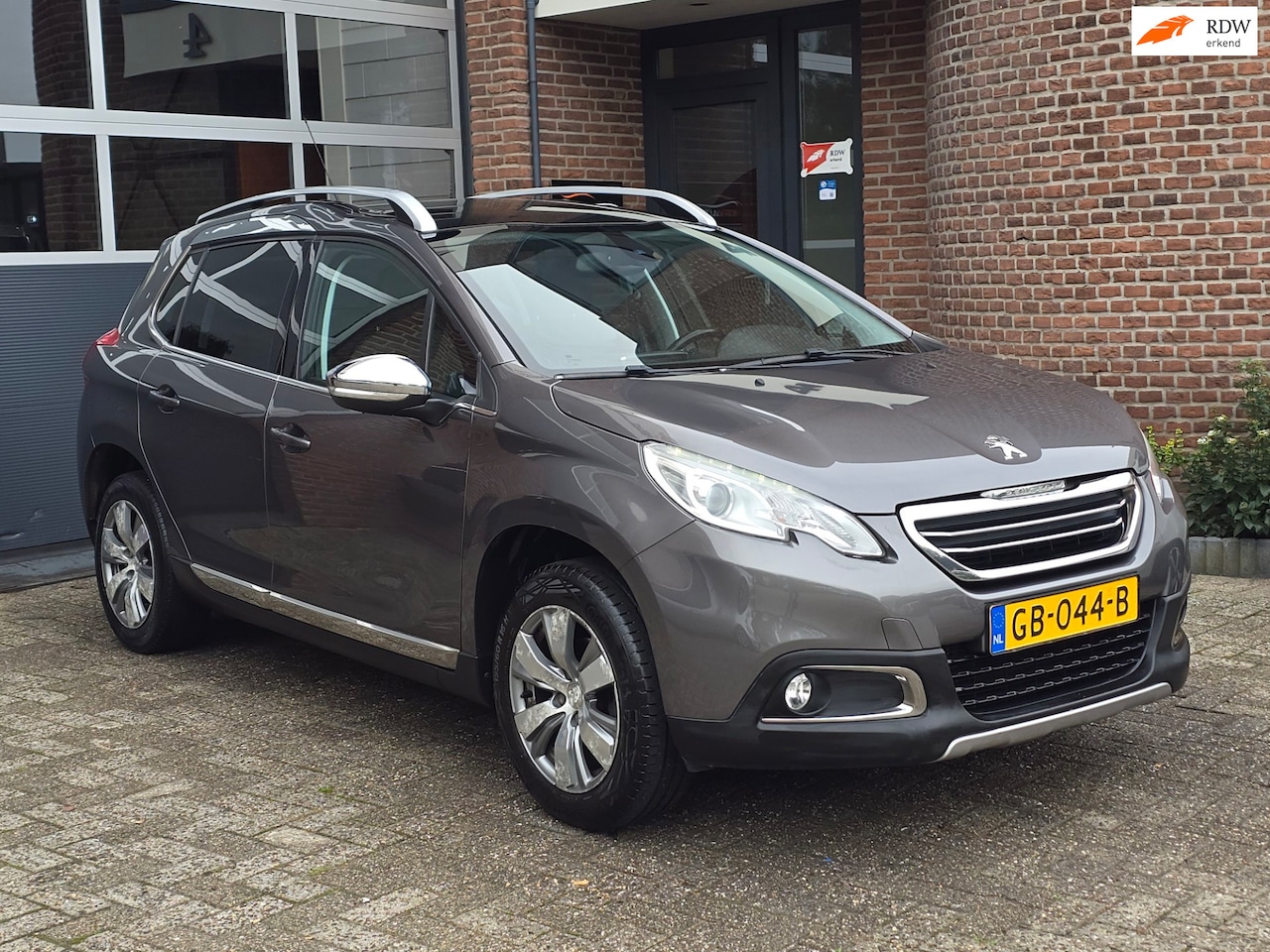 Peugeot 2008 - 1.2 PureTech Allure Pano |Apk |Trekhaak - AutoWereld.nl