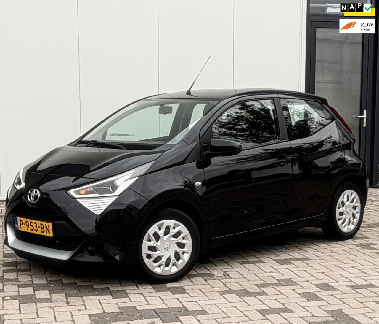 Toyota Aygo - 1.0 VVT-i x-play AUTOMAAT - AutoWereld.nl