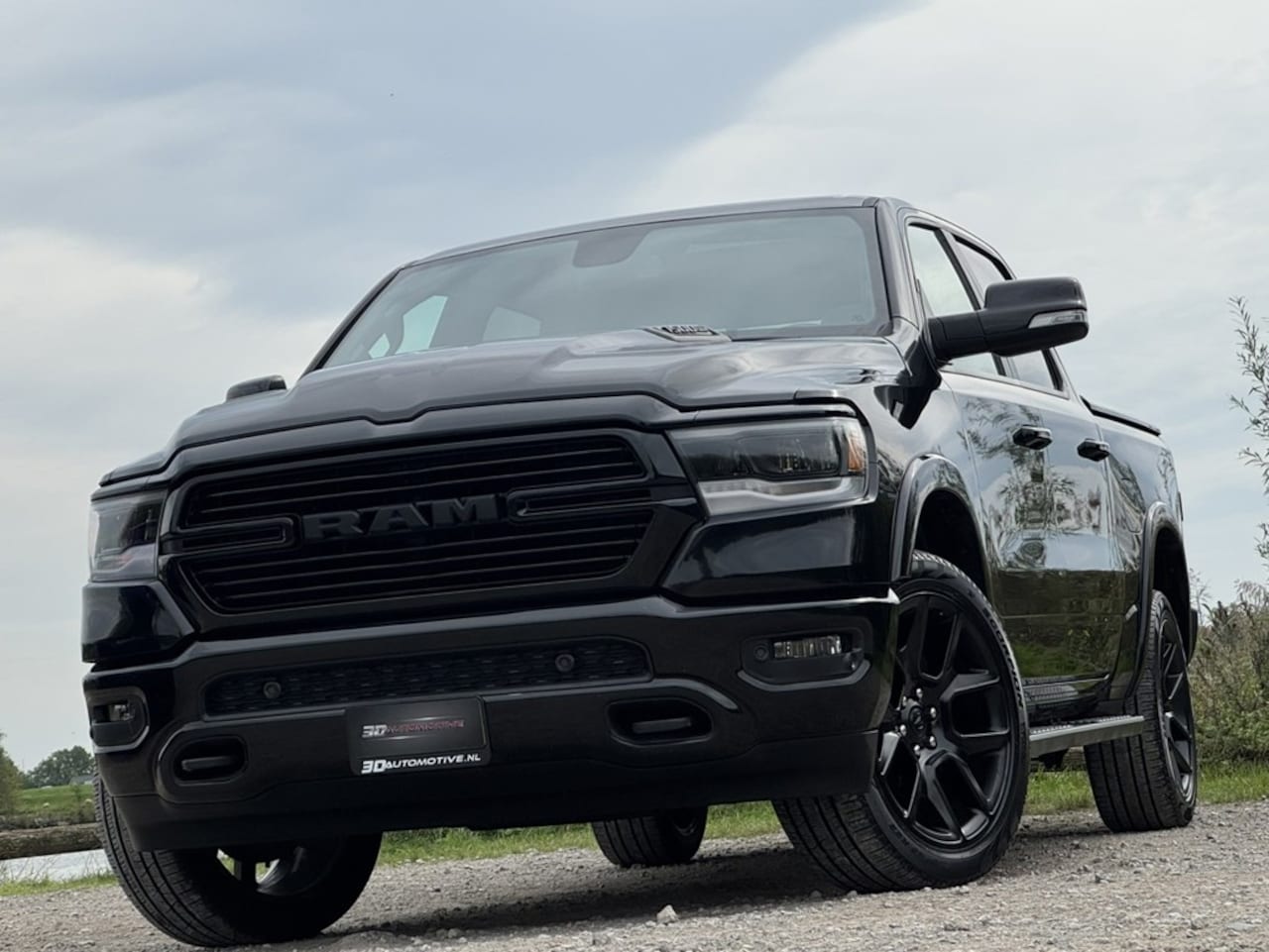 Dodge Ram 1500 - LARAMIE NIGHT 5.7L V8, LAGE BIJTELLING, PANO, H&K, LUCHTV, BLIS, CAMERA, LPG, MEMORY, KEYL - AutoWereld.nl