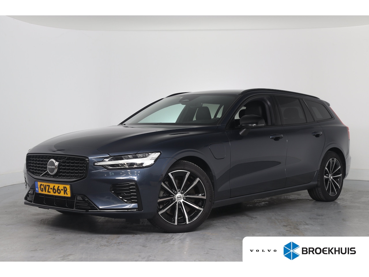 Volvo V60 - 2.0 T6 Plug-in hybrid AWD Plus Dark | Trekhaak Elektr | Voorstoelen elektr. | Harman en Ka - AutoWereld.nl
