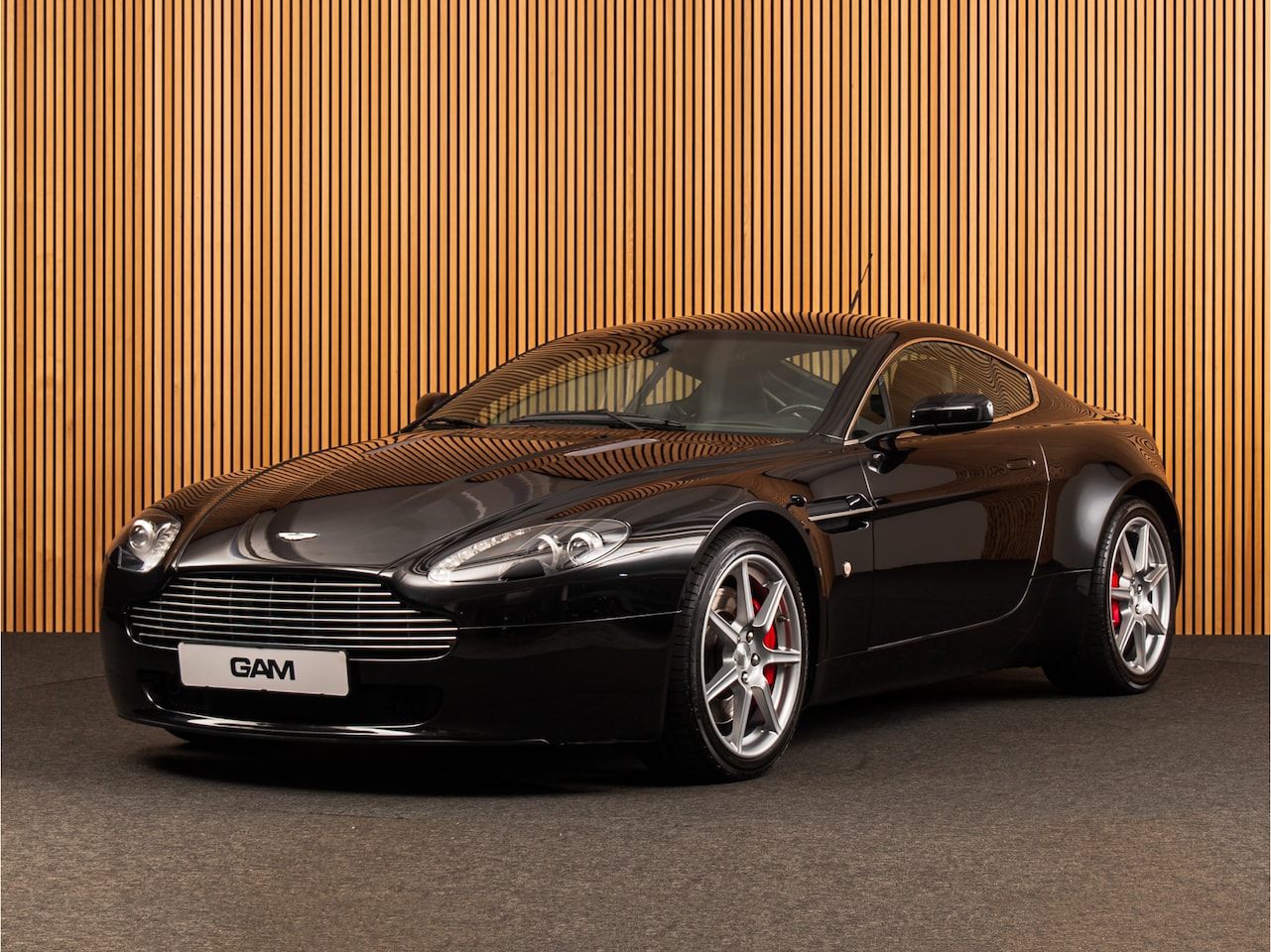 Aston Martin V8 Vantage - 4.3 V8 NL AUTO | 1ST OWNER | HANDGESCHAKELD - AutoWereld.nl