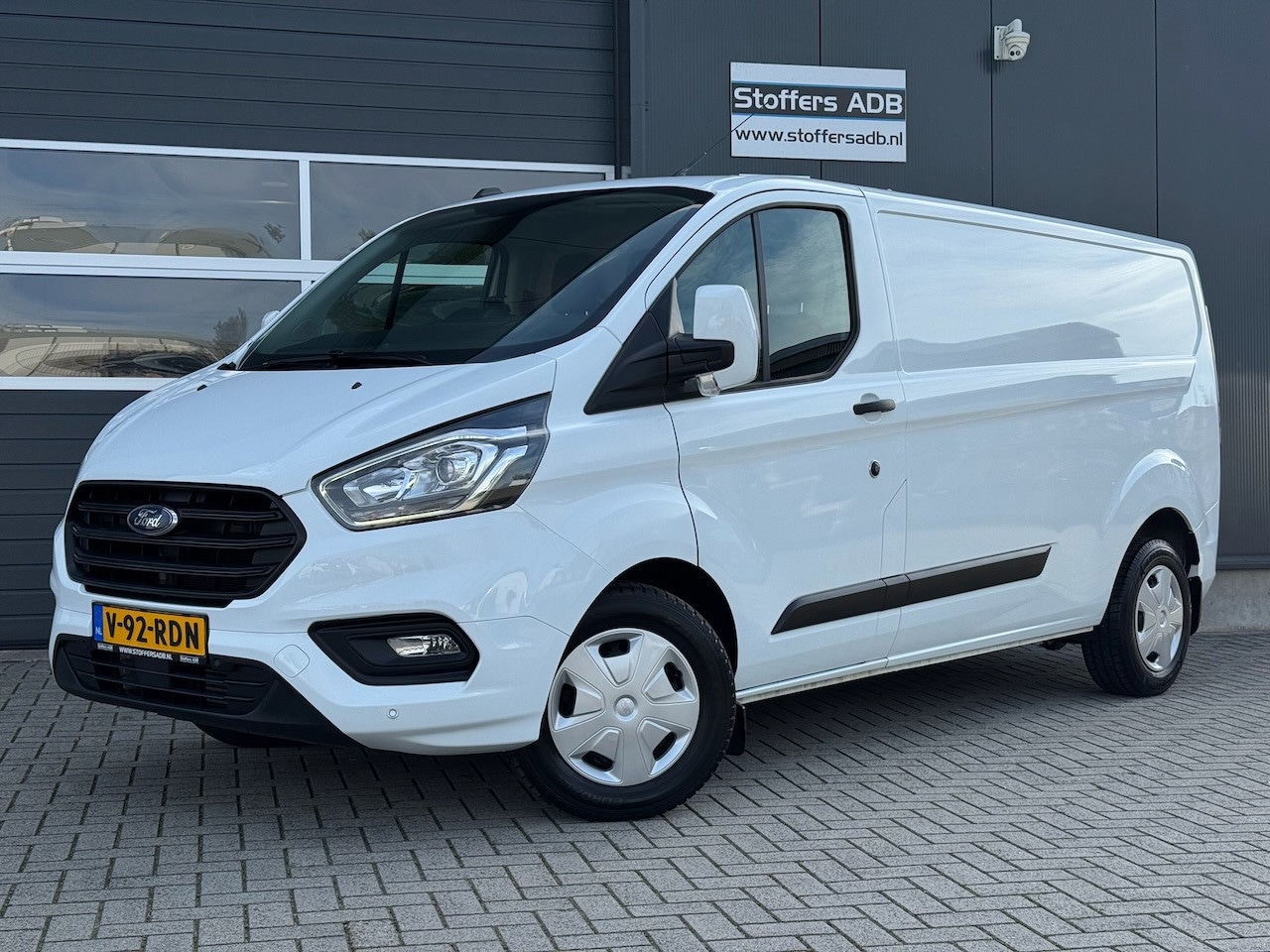 Ford Transit Custom - 320 2.0 TDCI 130pk L2H1 Trend | Cruise | Bluetooth | DAB | PDC | Vooruitverw. | Betonplex - AutoWereld.nl