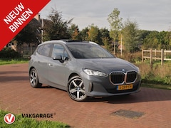 BMW 2-serie Active Tourer - 225e xDrive | Panoramadak | Harman Kardon | Camera| Sfeerverlichting | NL-Auto |