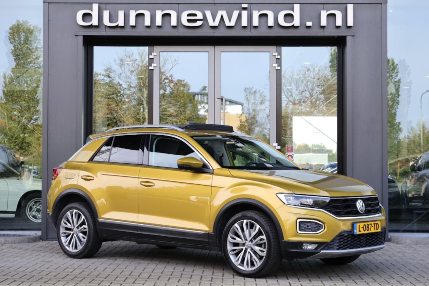 Volkswagen T-Roc - 1.5 TSI SPORT *PANO*LED*CARPLAY*ADAPTIEFCRUISE*VIRTUALCOCKPIT - AutoWereld.nl