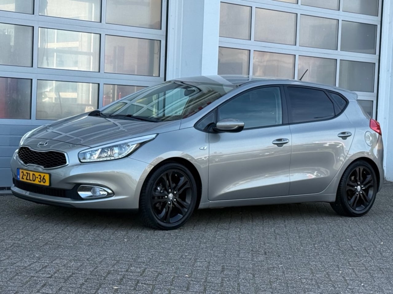 Kia Cee'd - 1.6 GDI 135PK Comfortline Airco Cruise Trekhaak - AutoWereld.nl