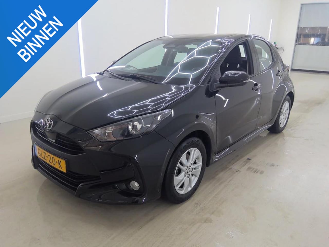 Toyota Yaris - 1.5 HYBRID 115 ACTIVE I AUTOMAAT I APPLE CARPLAY I P-CAMERA I ADAPTIVE CRUISE CONTROL - AutoWereld.nl