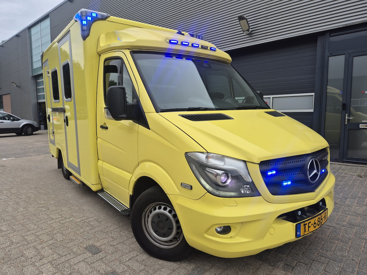 Mercedes-Benz Sprinter - 319 ambulance complete uitrusting MARGE zeer mooi kleun rijbewijs - AutoWereld.nl