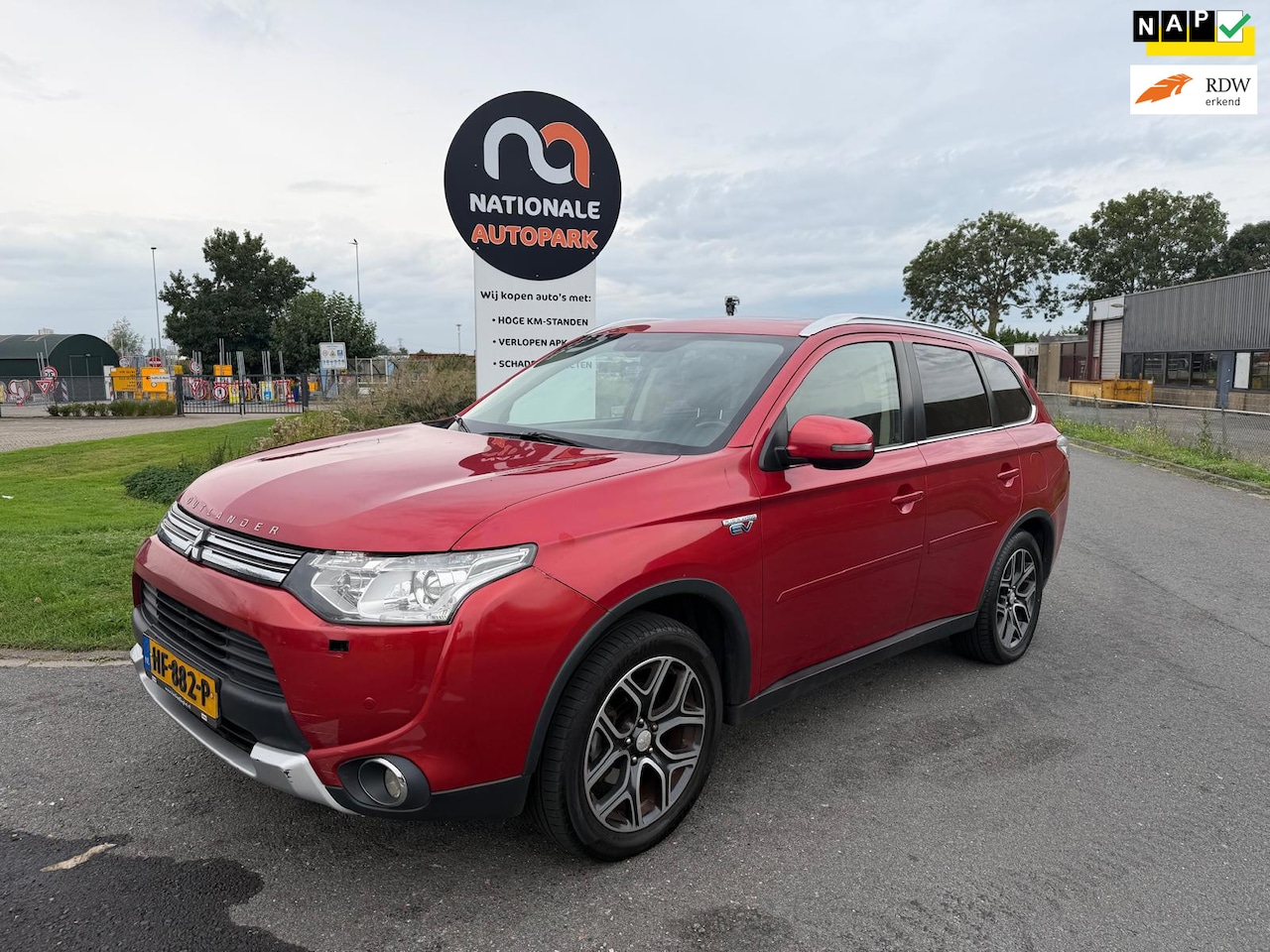 Mitsubishi Outlander - | 2015 | 2.0 PHEV Limited Edition X-Line | Automaat | Export en Handel | APK - AutoWereld.nl