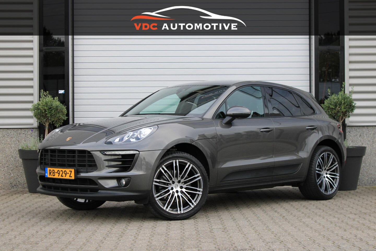 Porsche Macan - 2.0 21" Turbo | Memory | Camera | Leder | 14 Weg Comfortstoelen | Agaatgrijs | Volledig On - AutoWereld.nl