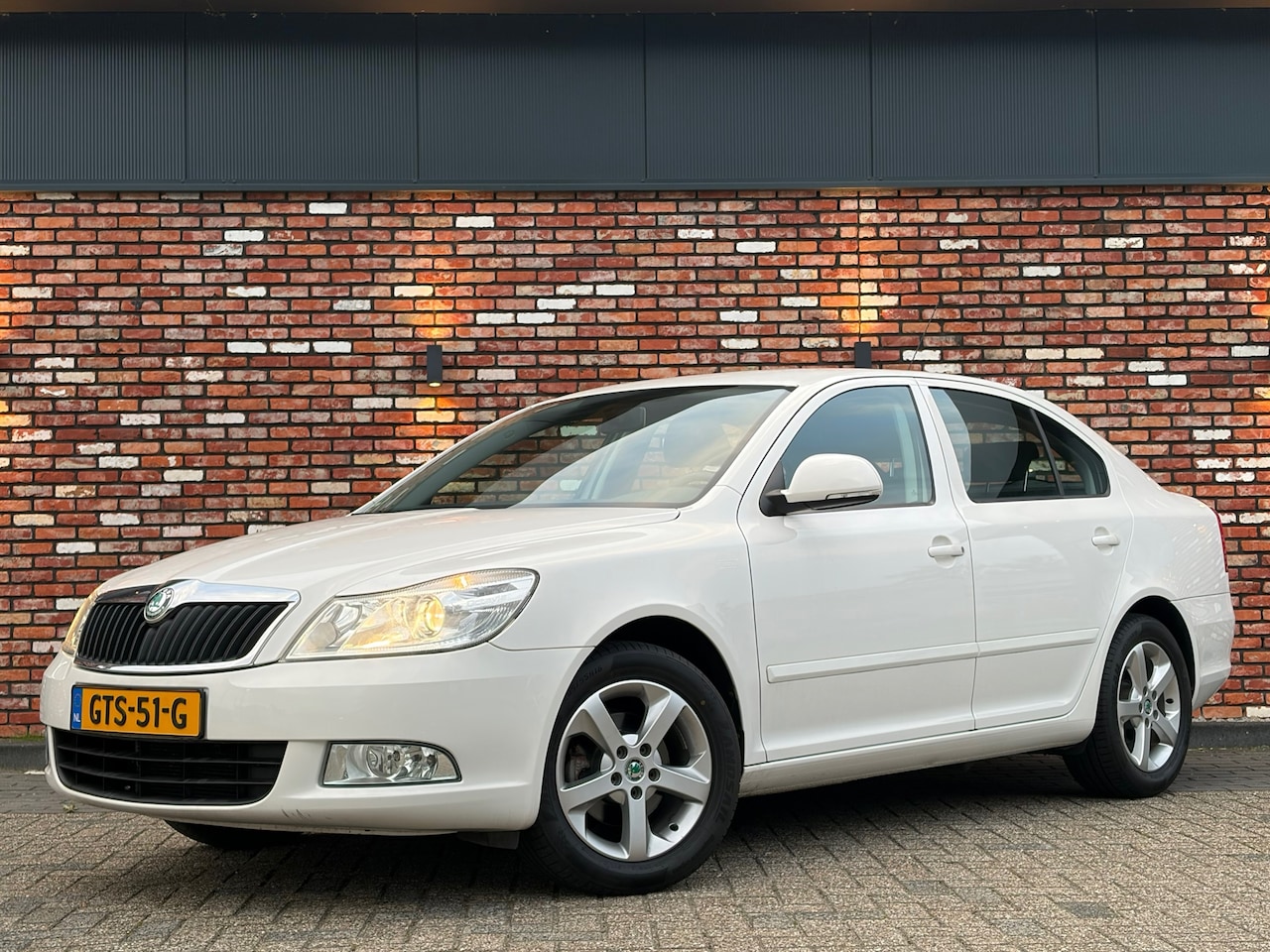 Skoda Octavia - 1.2 TSI Ambition Trekhaak Cruise Stoelverw Pdc Xenon Uitstraling! - AutoWereld.nl