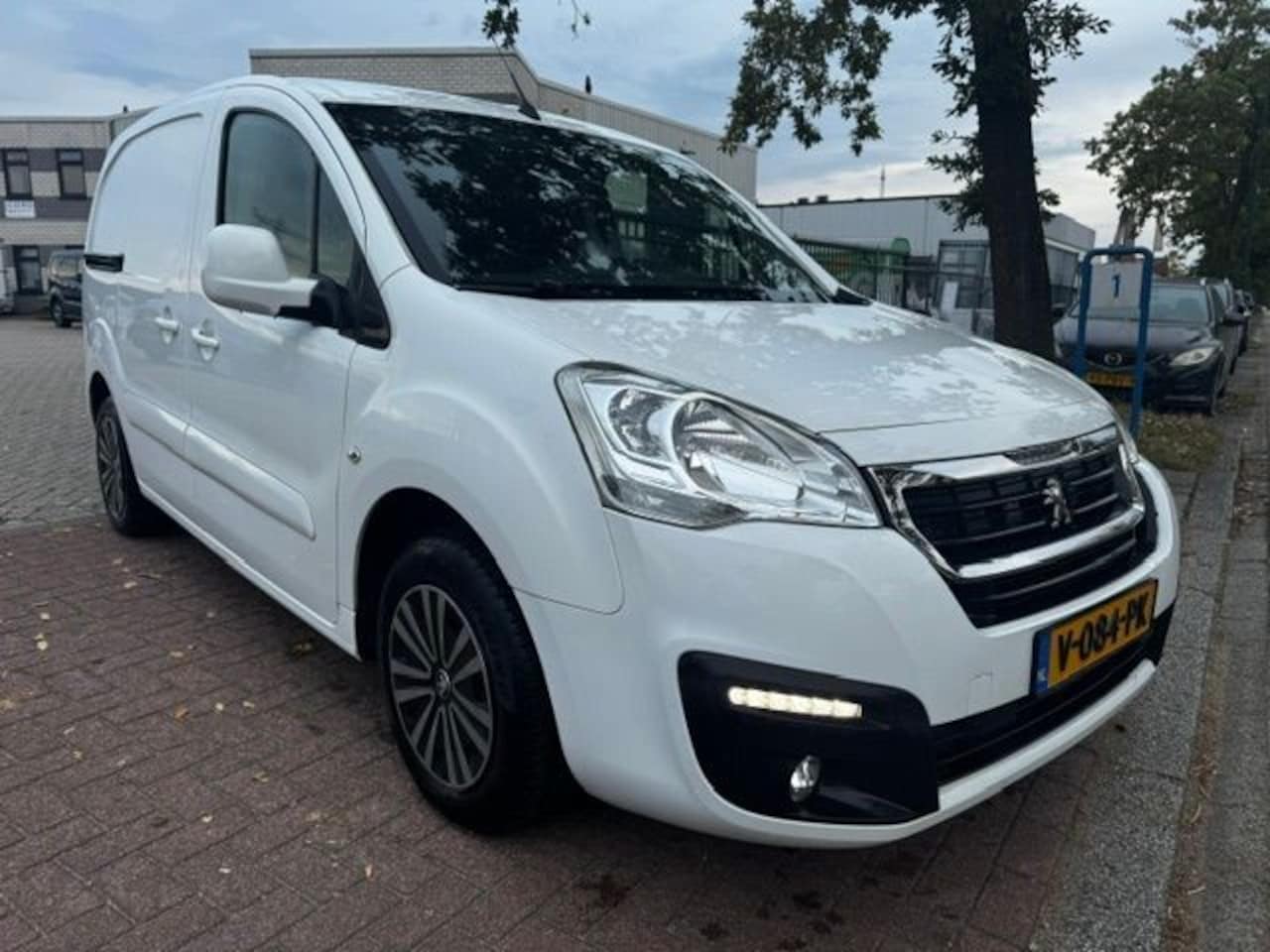 Peugeot Partner - 1.6 BlueHDi 100pk Premium Pack Euro6 155.000km Airco,Navigatie,Schuifdeur - AutoWereld.nl