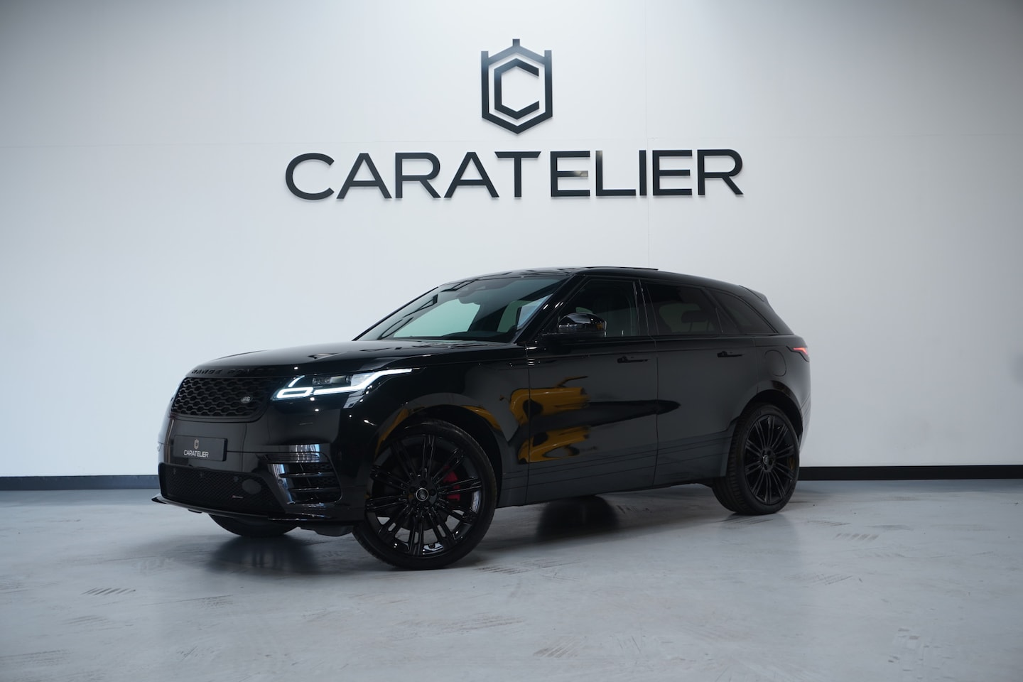 Land Rover Range Rover Velar - 2.0 P400e R-Dynamic HSE / Pano / 22'' / Black Pack / BTW - AutoWereld.nl