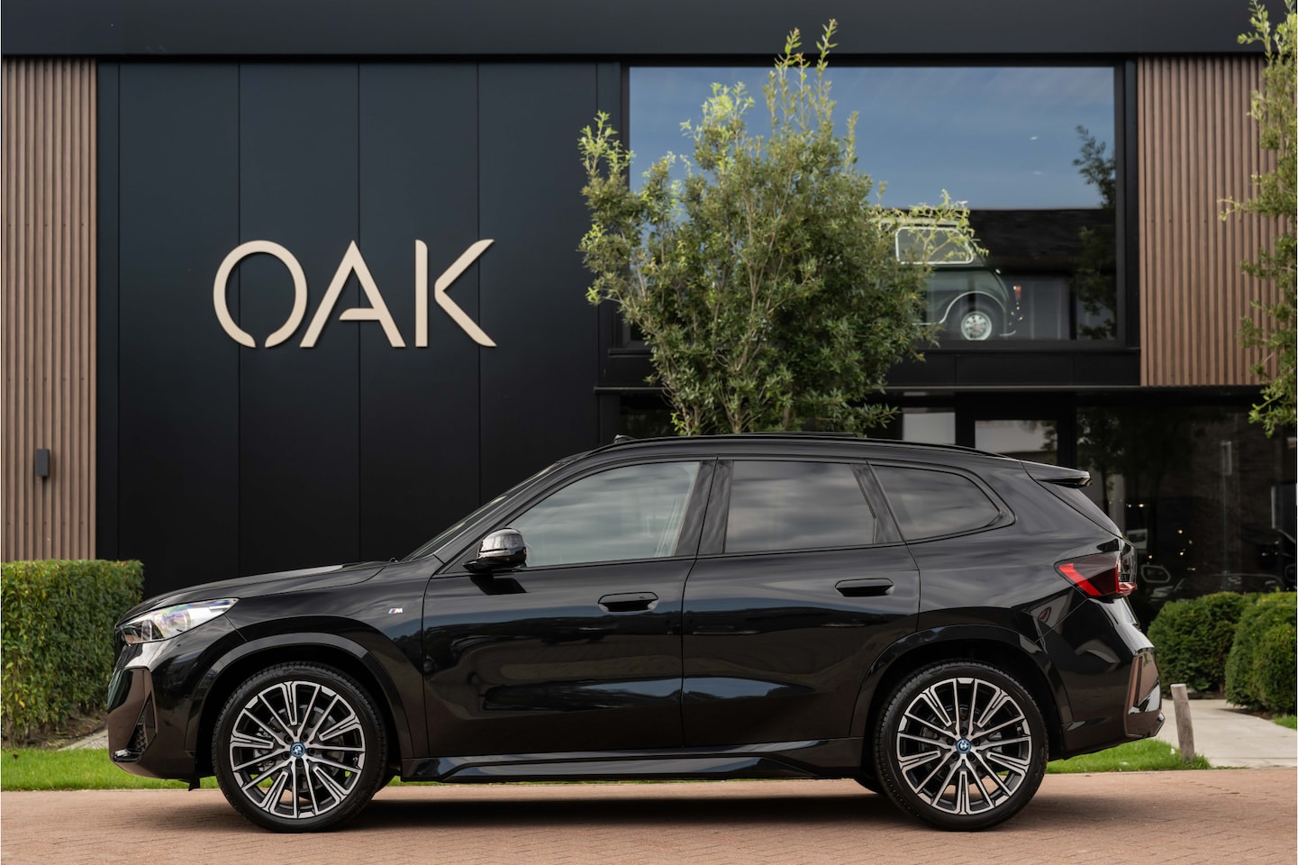 BMW iX1 - xDrive30 | M-Sport | Live Cockpit | Panorama | Alcantara/Leder | Memory | Head-Up | ACC | - AutoWereld.nl