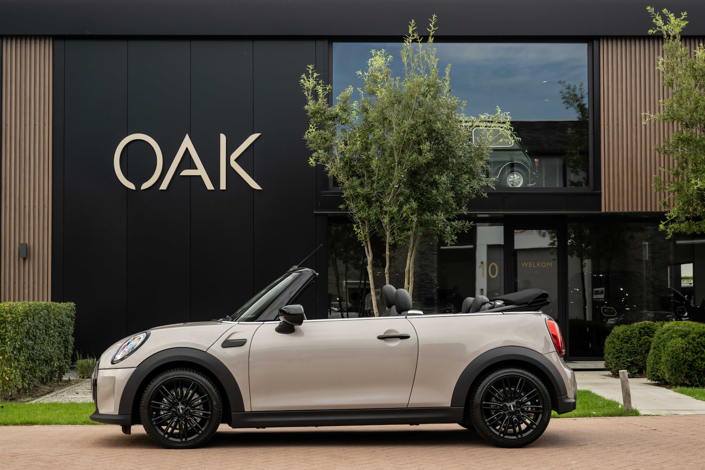 MINI Cabrio - 1.5 Cooper Classic Aut. | Navigatie | Leder | PDC | Black Pack | 16"LM | Rooftop Grey - AutoWereld.nl