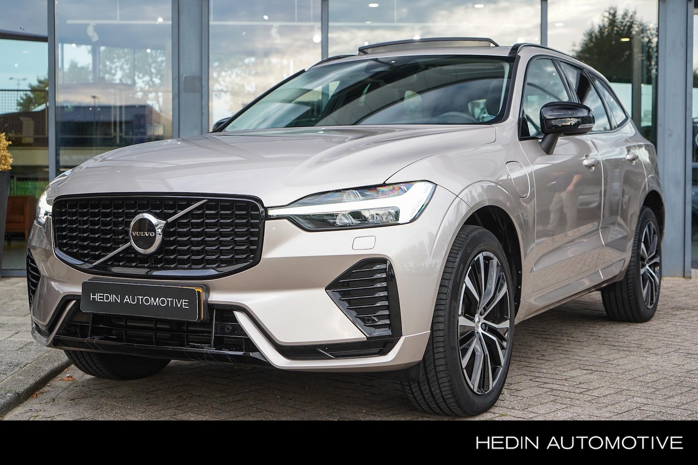 Volvo XC60 - 2.0 T6 Plug-in hybrid AWD Plus Dark | Leder | Power Seats Elektrisch | Trekhaak Elektrisch - AutoWereld.nl