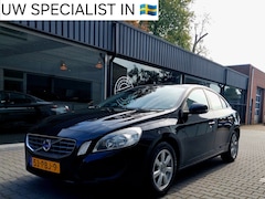 Volvo S60 - 1.6 T3 Kinetic 13 jaar dezelfde eigenaar Navi Telefoon Clima PDC Trekhaak PDC 16 inch Orig