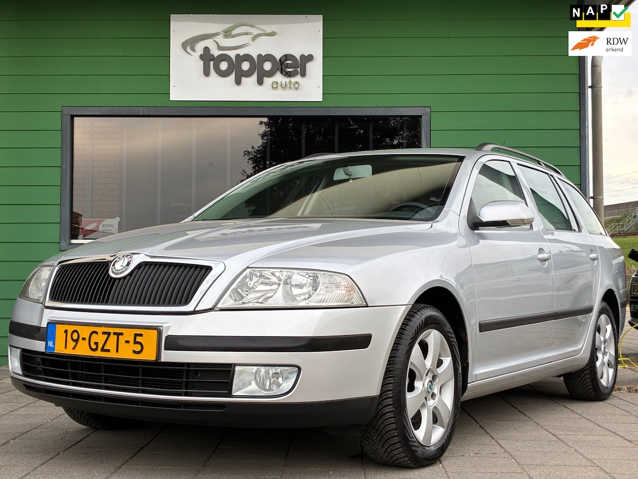Skoda Octavia Combi - 1.6 Classic|2e Eigenaar|Airco|CruiseControl|Trekhaak|Elektr.ramen|NAP|Goed Onderhouden| - AutoWereld.nl