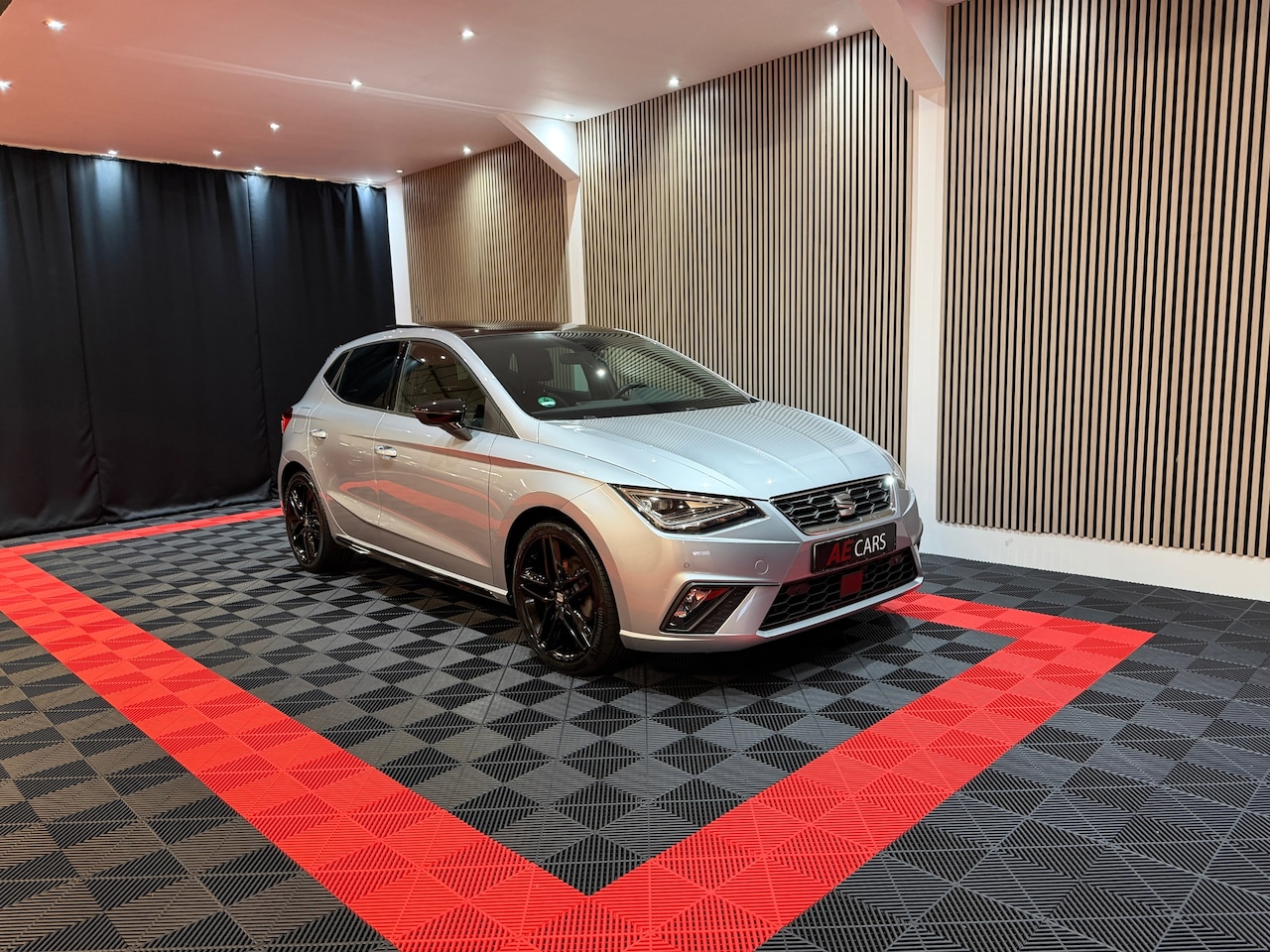 SEAT Ibiza - 1.5 TSI FR Business Black Line Face lift Pano Camera Alcantara/// - AutoWereld.nl