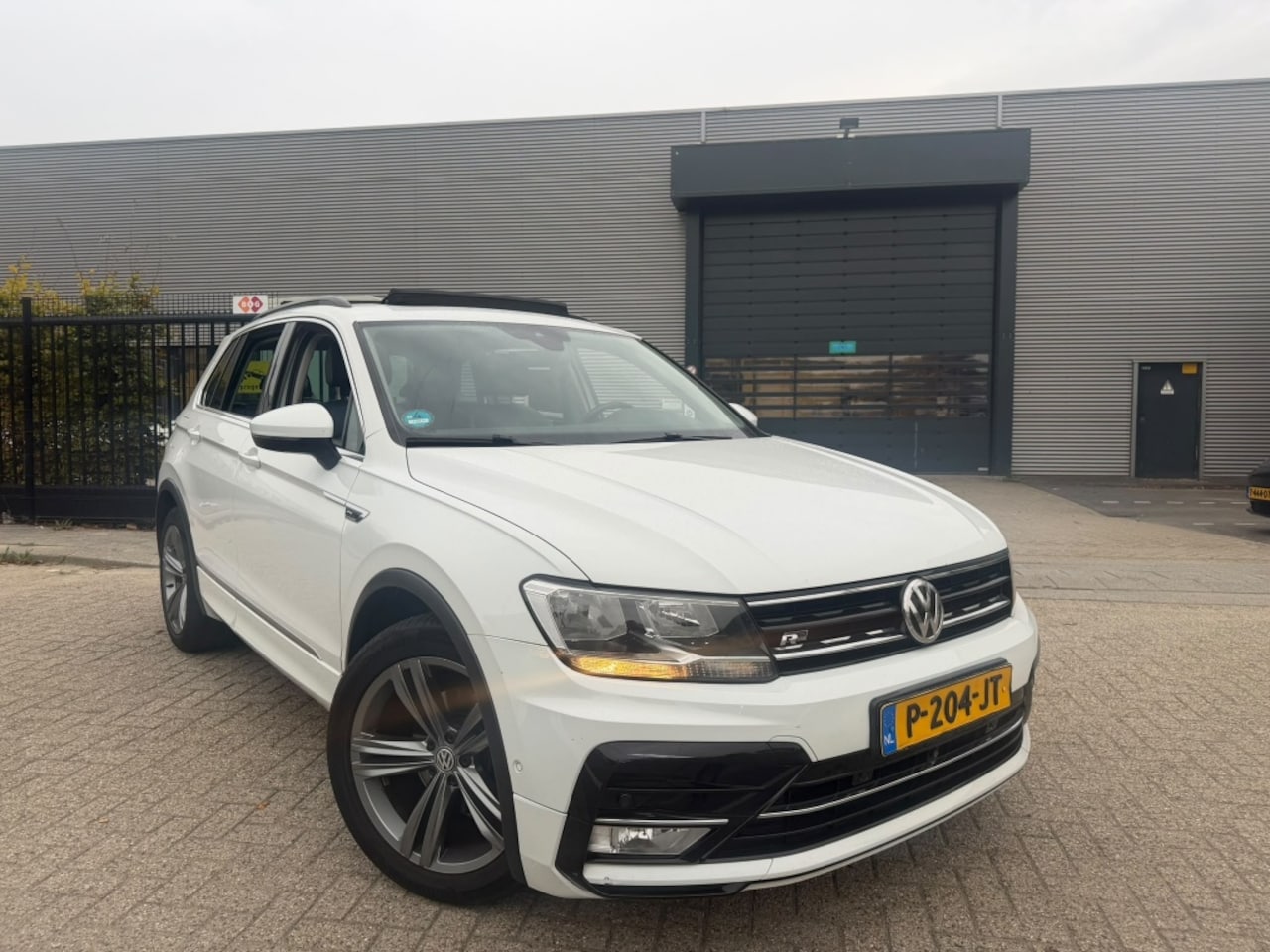 Volkswagen Tiguan - 2.0 TDI Rline Pano Leer Cam 6Bak Full - AutoWereld.nl