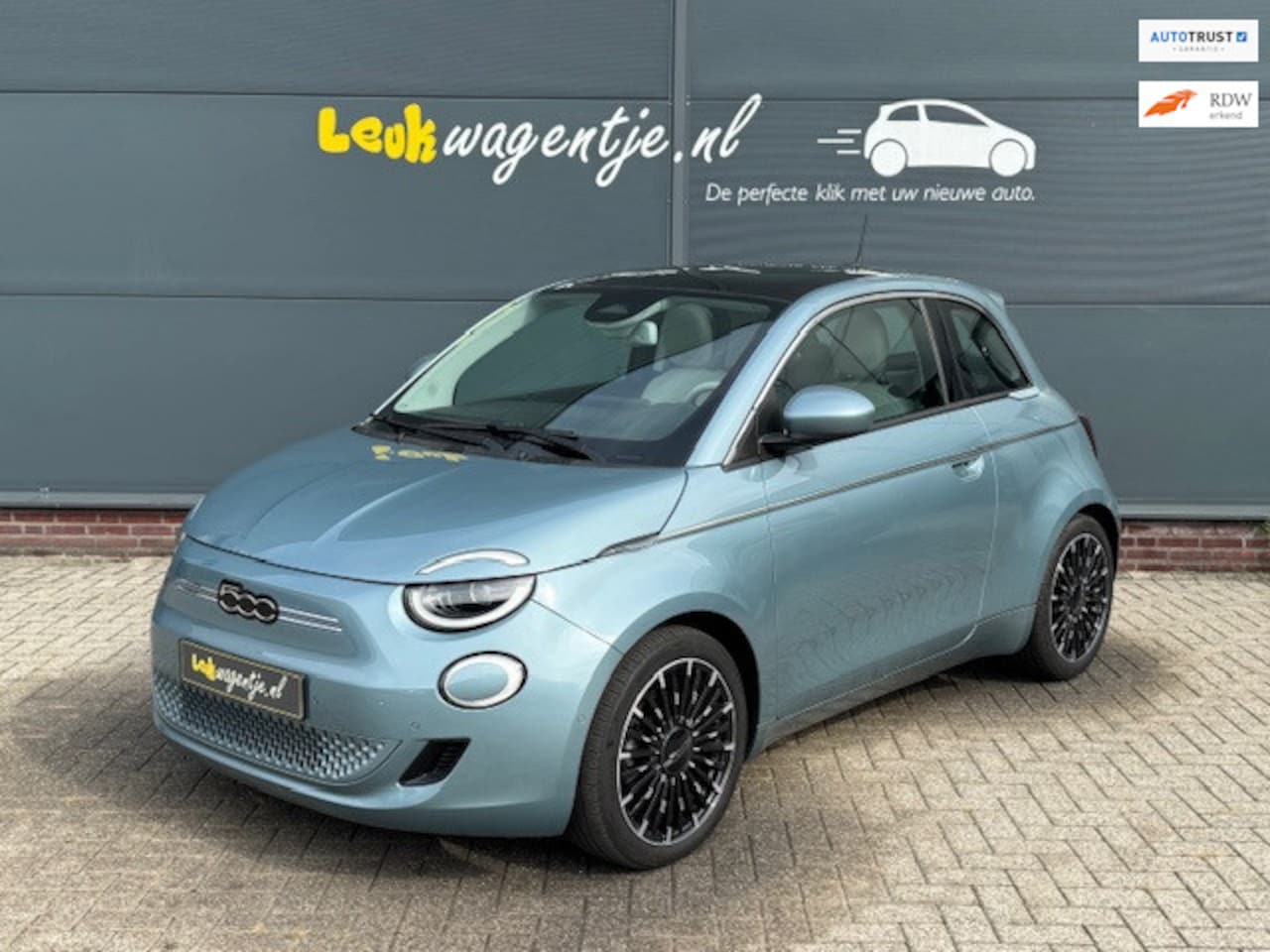 Fiat 500e - 3+1 La Prima 42 kWh *extra deur *camera *carplay - AutoWereld.nl