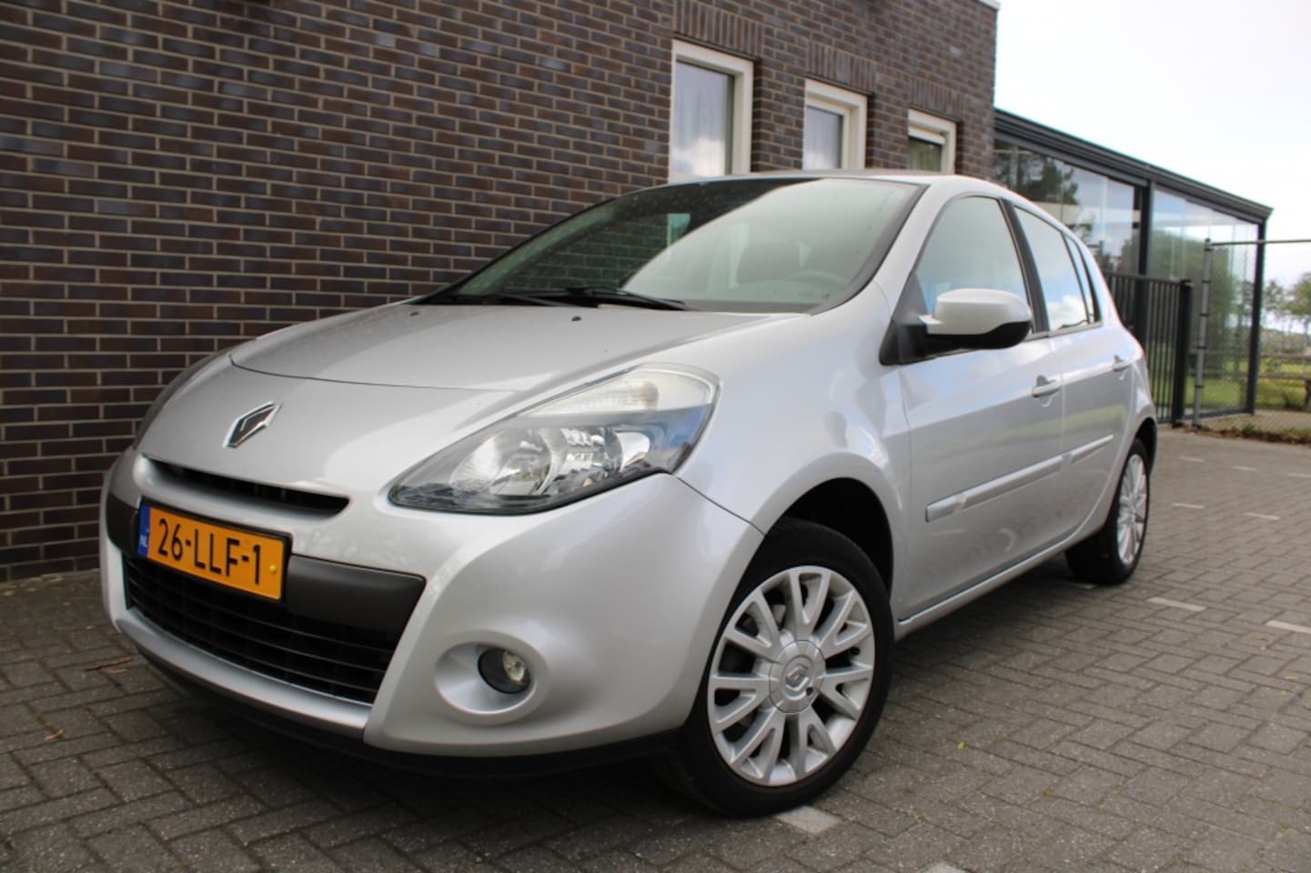 Renault Clio - 1.6 Dynamique-5drs-airco-cruise-autom-lage km stand - AutoWereld.nl