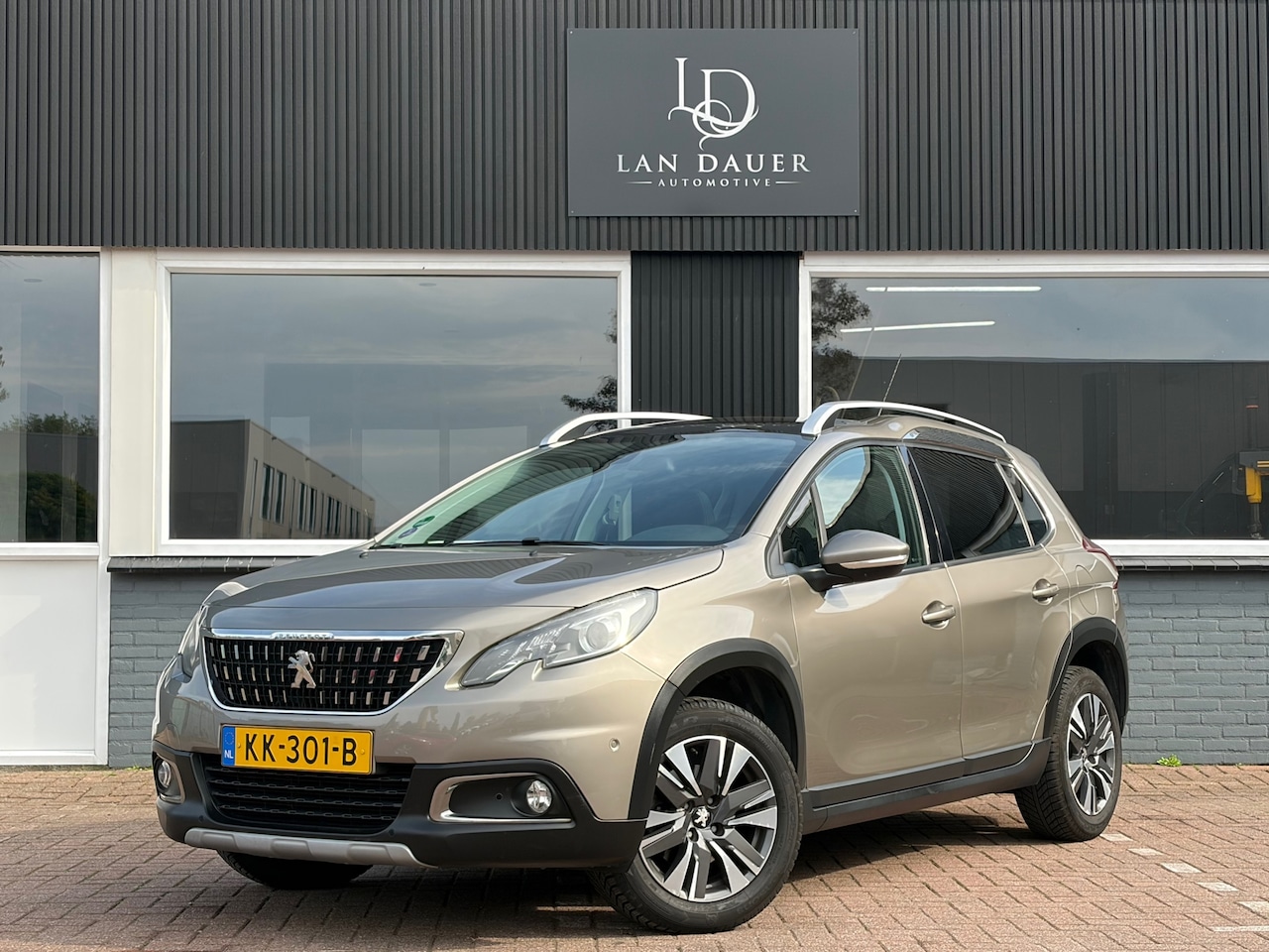 Peugeot 2008 - 1.2 PureTech Allure / Pano / Riem VV / Leder - AutoWereld.nl