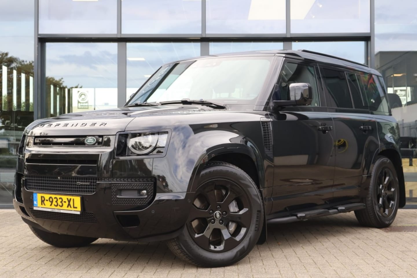 Land Rover Defender 110 - 110 Hybrid X-Dynamic S / Luchtvering / Panoramadak / trekhaak. - AutoWereld.nl