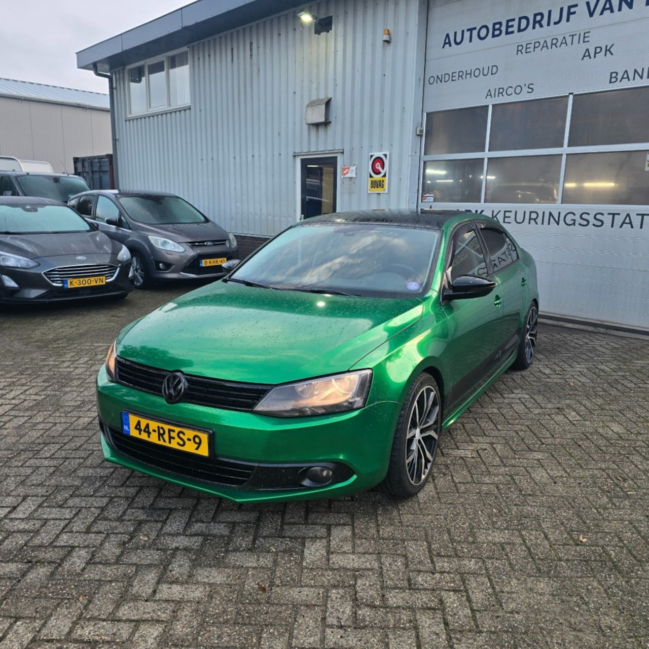Volkswagen Jetta - 1.2 TSI Sedan  in de wrap kleur race metallic groen - AutoWereld.nl