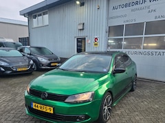 Volkswagen Jetta - 1.2 TSI Sedan in de wrap kleur race metallic groen