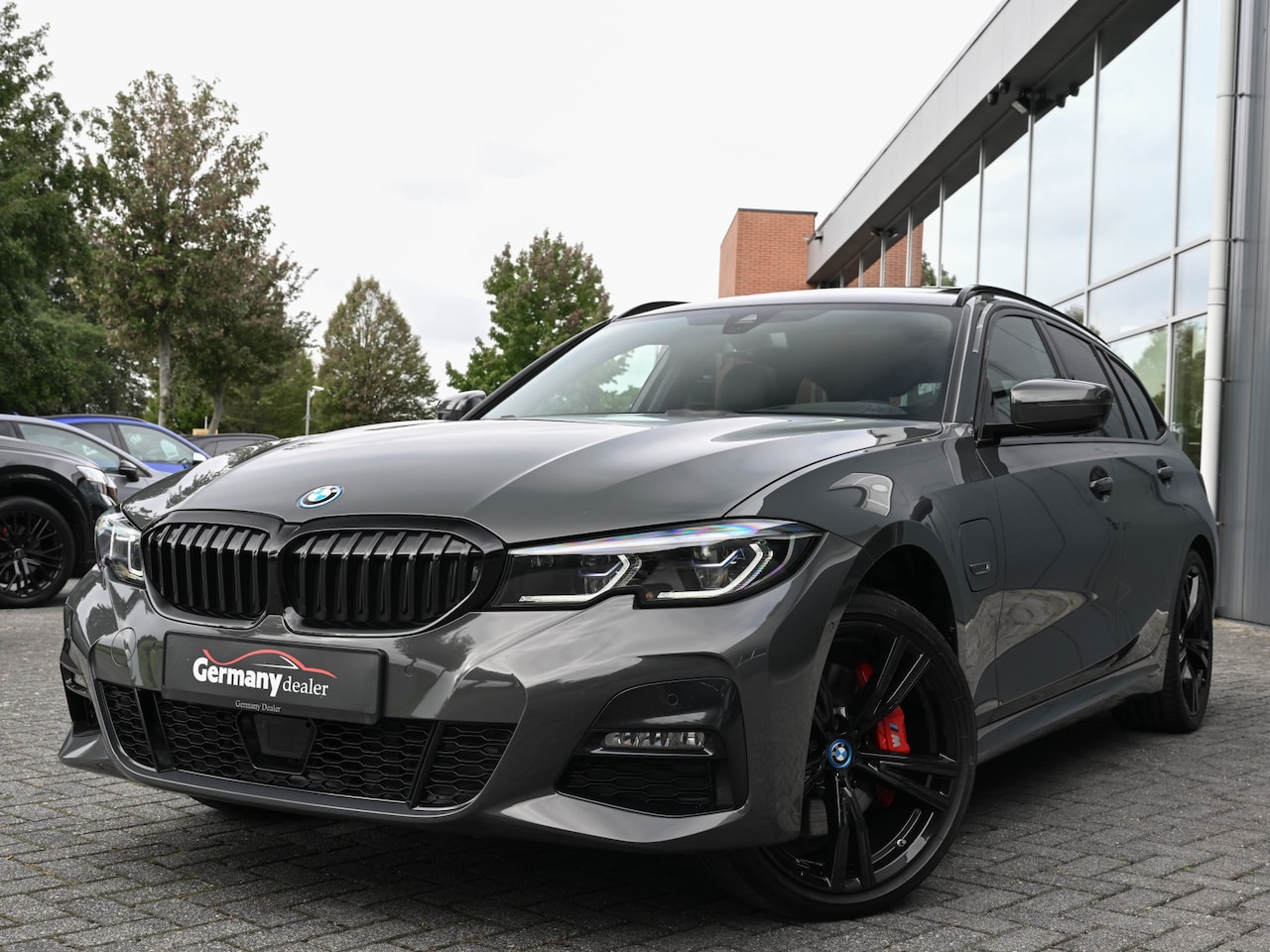 BMW 3-serie Touring - 330e xDrive 292pk M-Sport Dravit Pano Trekhaak Carbon Head-Up Laser 19-Inch VOL! - AutoWereld.nl