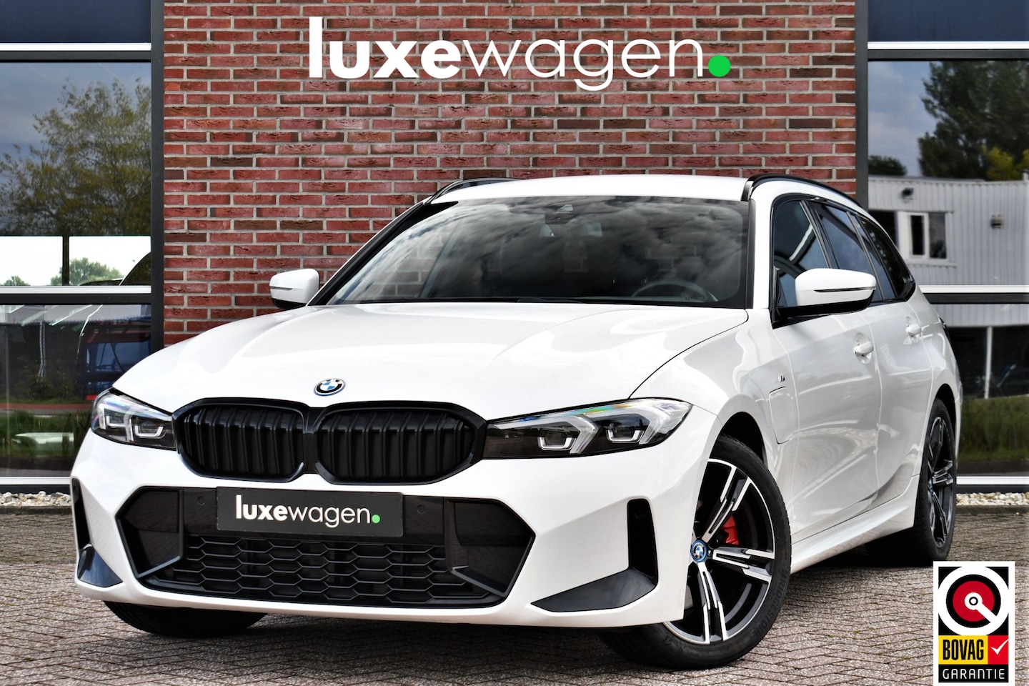 BMW 3-serie Touring - 320e M-Sport Shadowline Leder 18inch BTW-auto - AutoWereld.nl