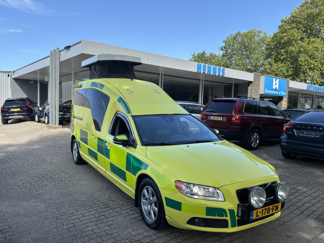 Volvo V70 - D5 AWD Nilsson AMBULANCE / Camper 4 zitplaatsen - AutoWereld.nl